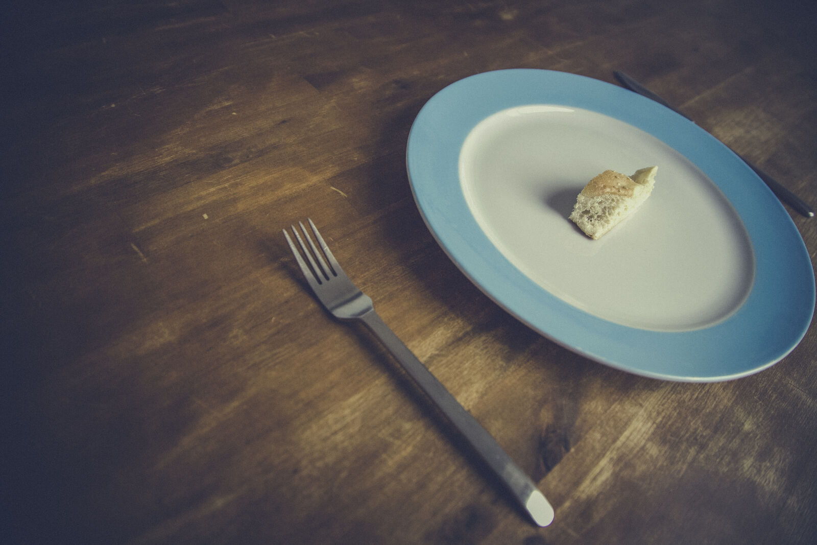 Canon EOS 5D sample photo. Bread, plate, table, wooden photography