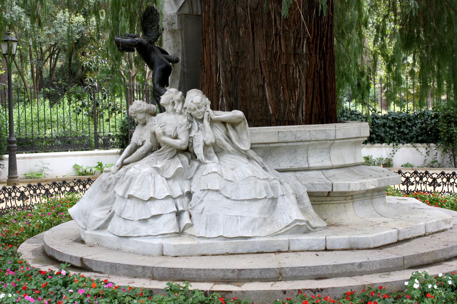 Canon EOS 1000D (EOS Digital Rebel XS / EOS Kiss F) sample photo. Becquer, statue, park photography