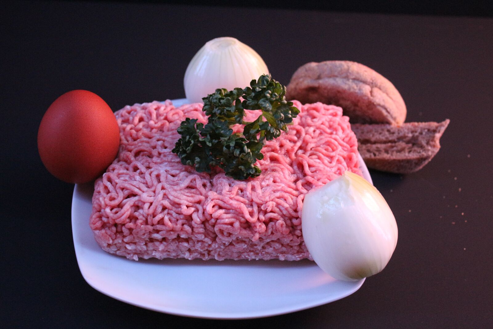 Canon EF-S 18-55mm F3.5-5.6 IS sample photo. Mett, hack, raw photography