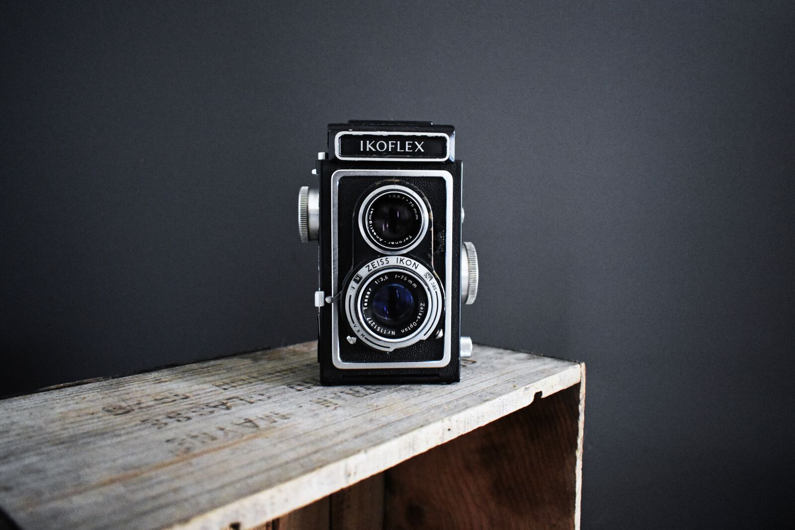 Nikon D3400 sample photo. Vintage, camera, wooden crate photography