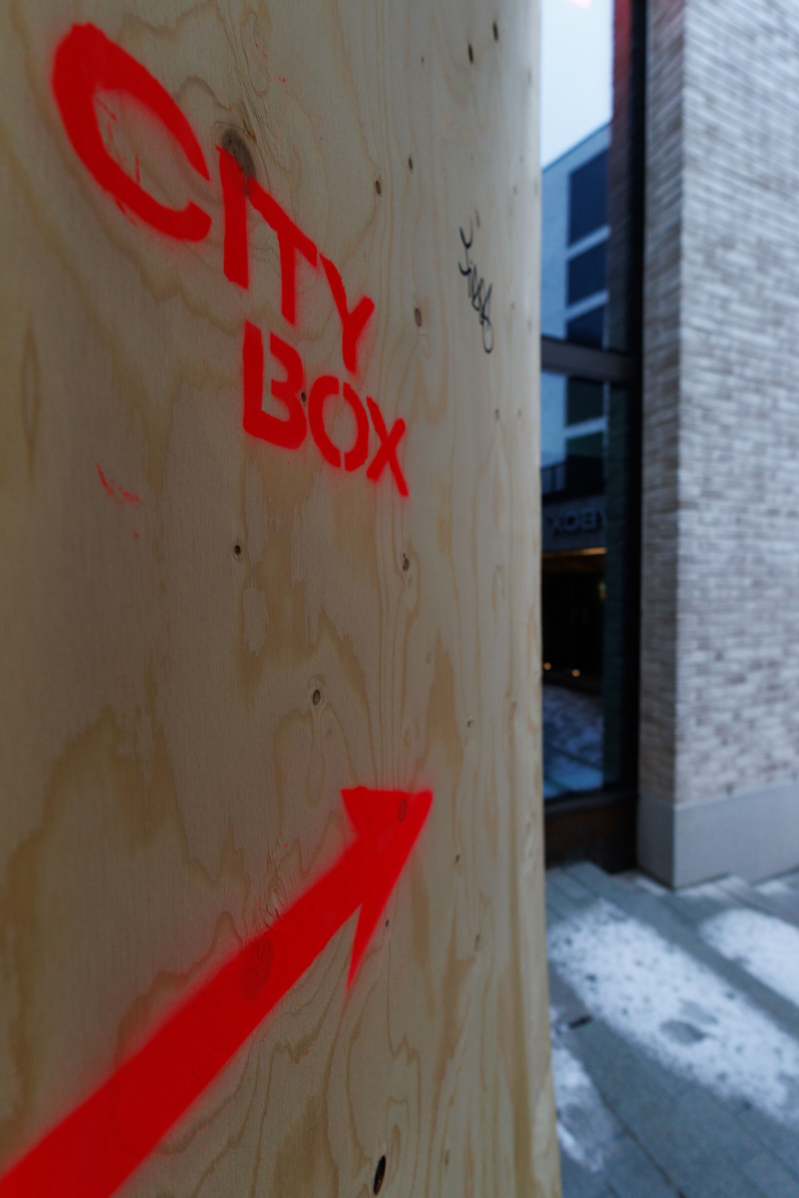 Canon EOS R7 sample photo. City box pointing photography