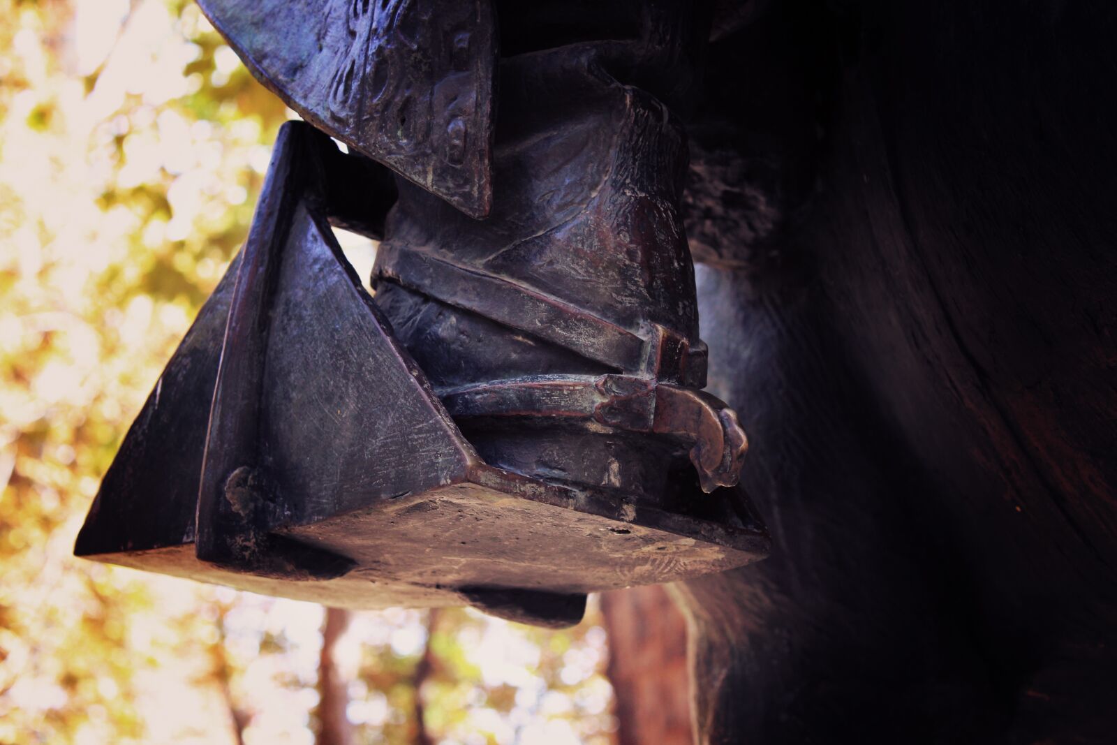 Canon EOS 1200D (EOS Rebel T5 / EOS Kiss X70 / EOS Hi) sample photo. Stirrup, rider, equestrian sculpture photography