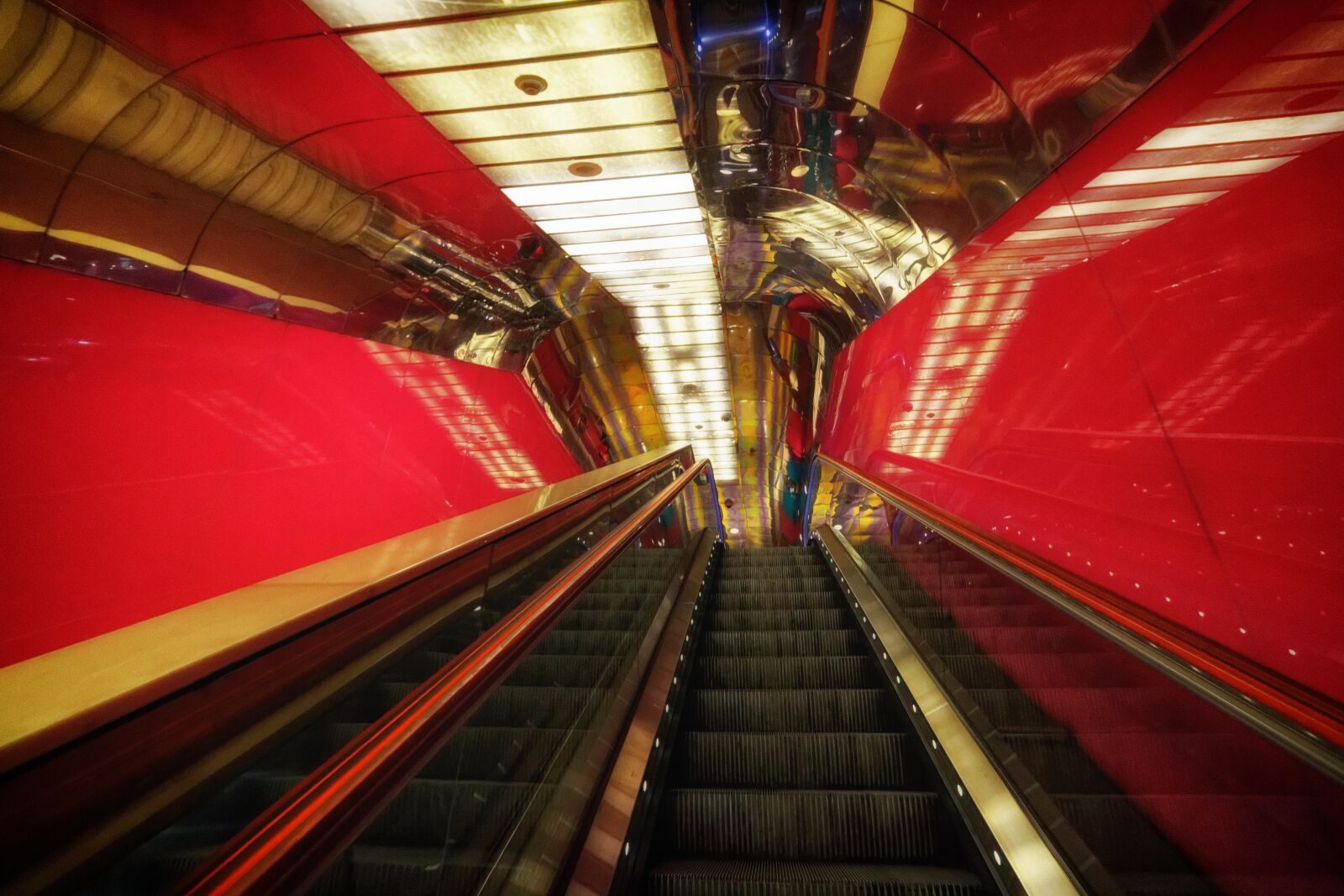 Canon EF-S 10-18mm F4.5–5.6 IS STM sample photo. Subway, escalator, stairs photography