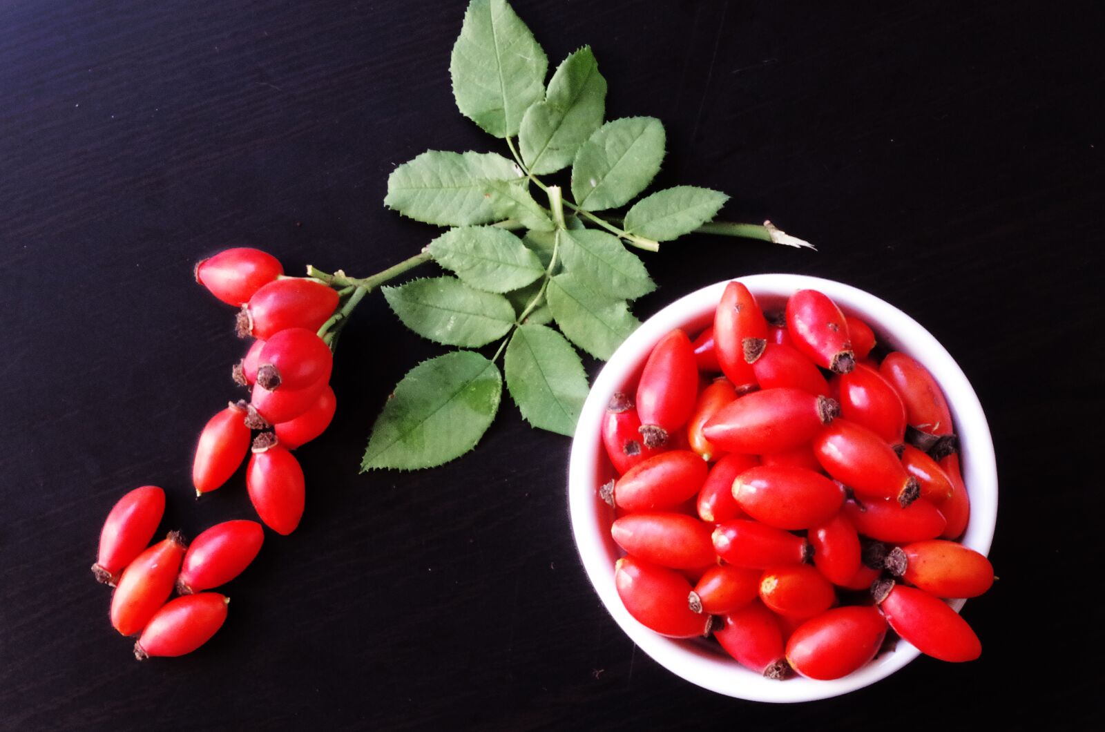 Pentax K-500 sample photo. Darts, fruits, eglantine photography