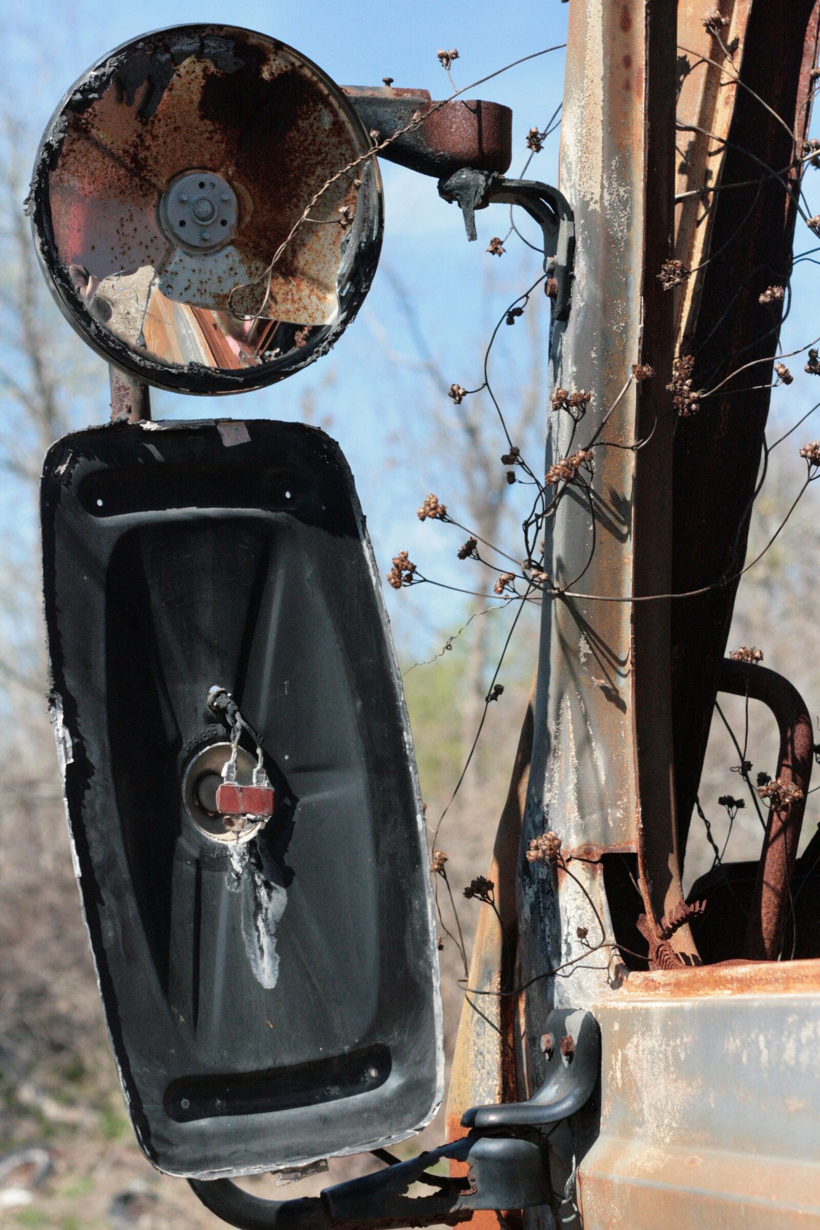 Canon EOS 400D (EOS Digital Rebel XTi / EOS Kiss Digital X) sample photo. Mirror, truck, broken photography