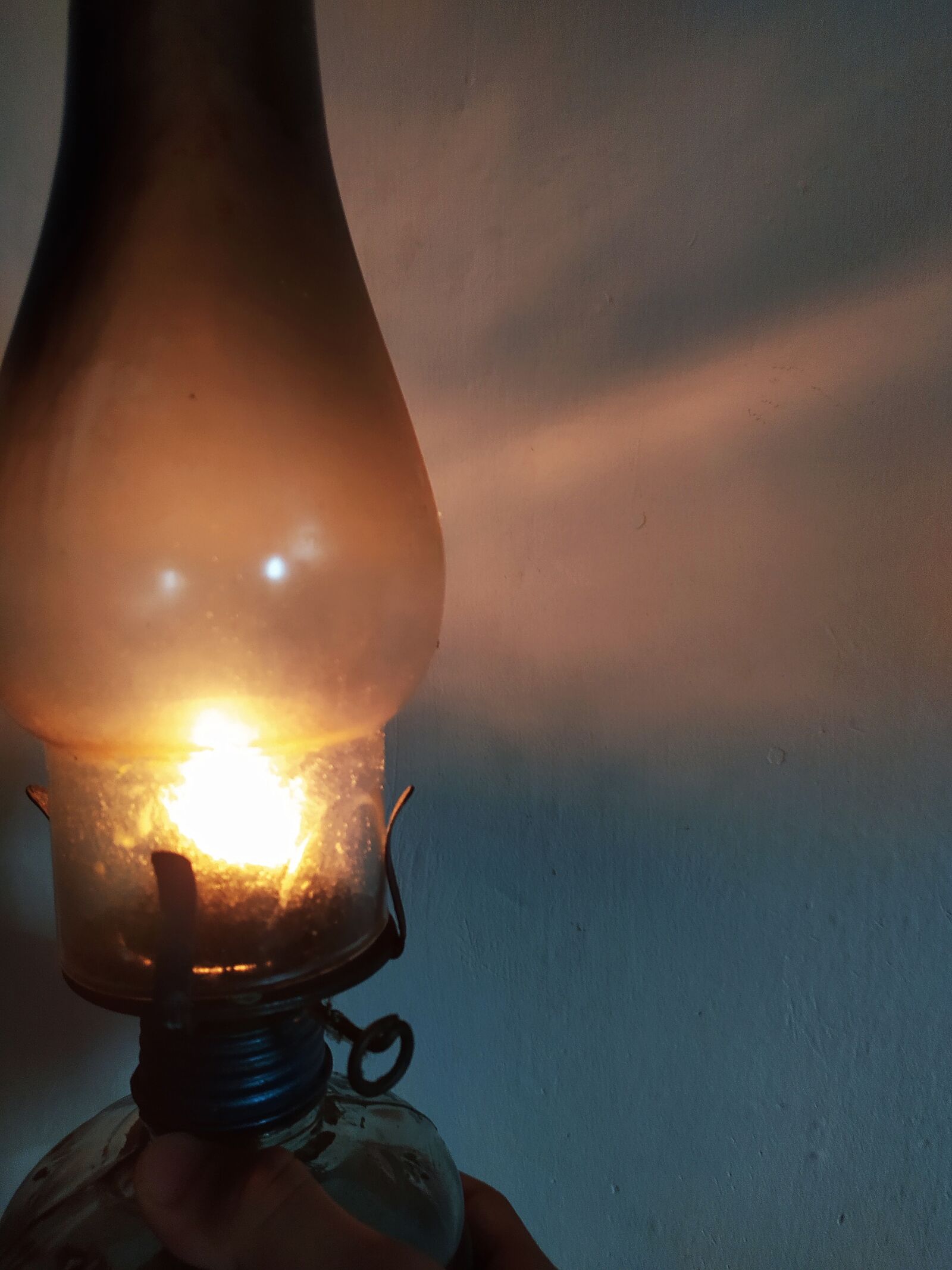 Xiaomi Redmi Note 8 sample photo. Lamp, glowing, dark photography