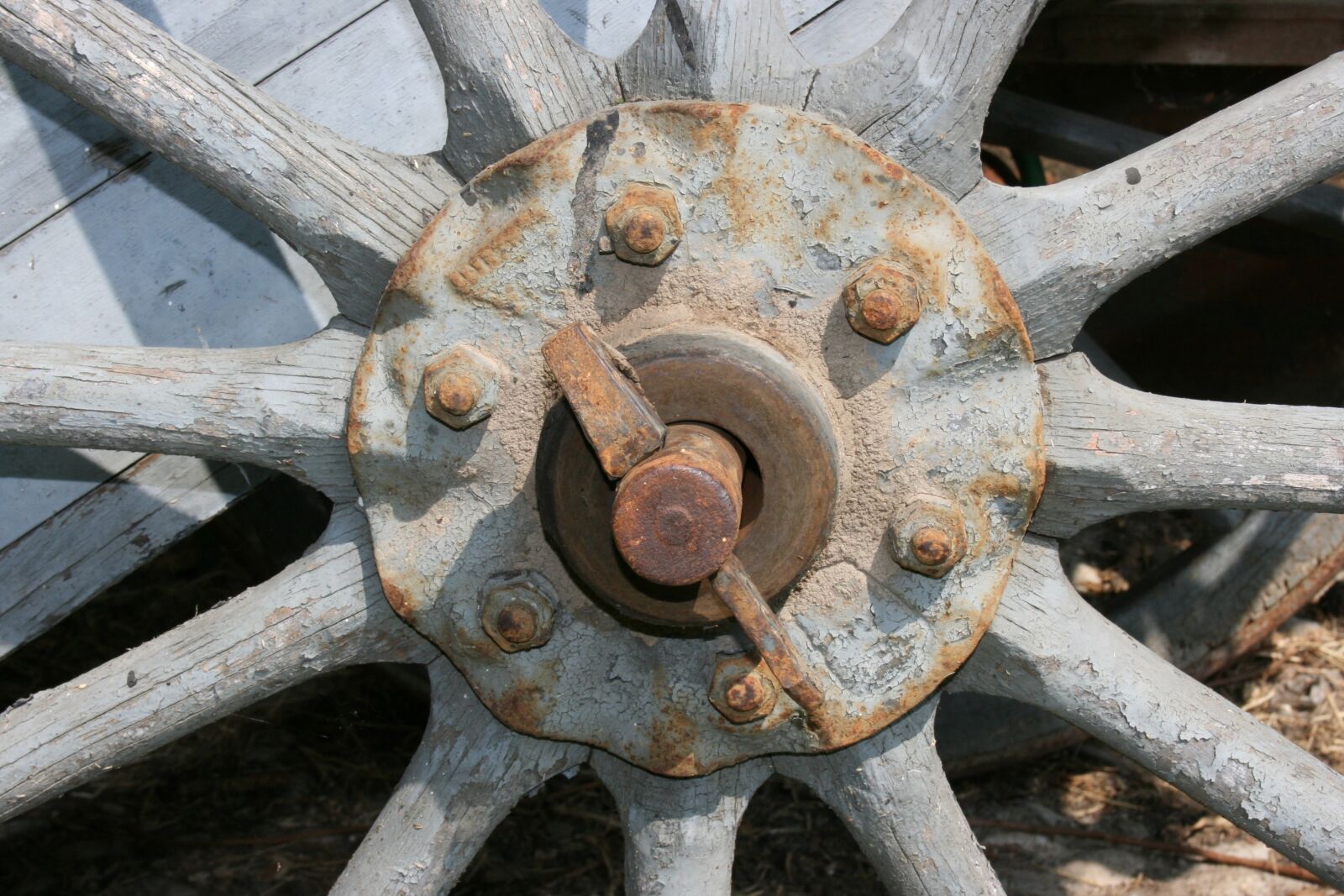 Canon EOS 400D (EOS Digital Rebel XTi / EOS Kiss Digital X) sample photo. Wheel, wagon, old photography