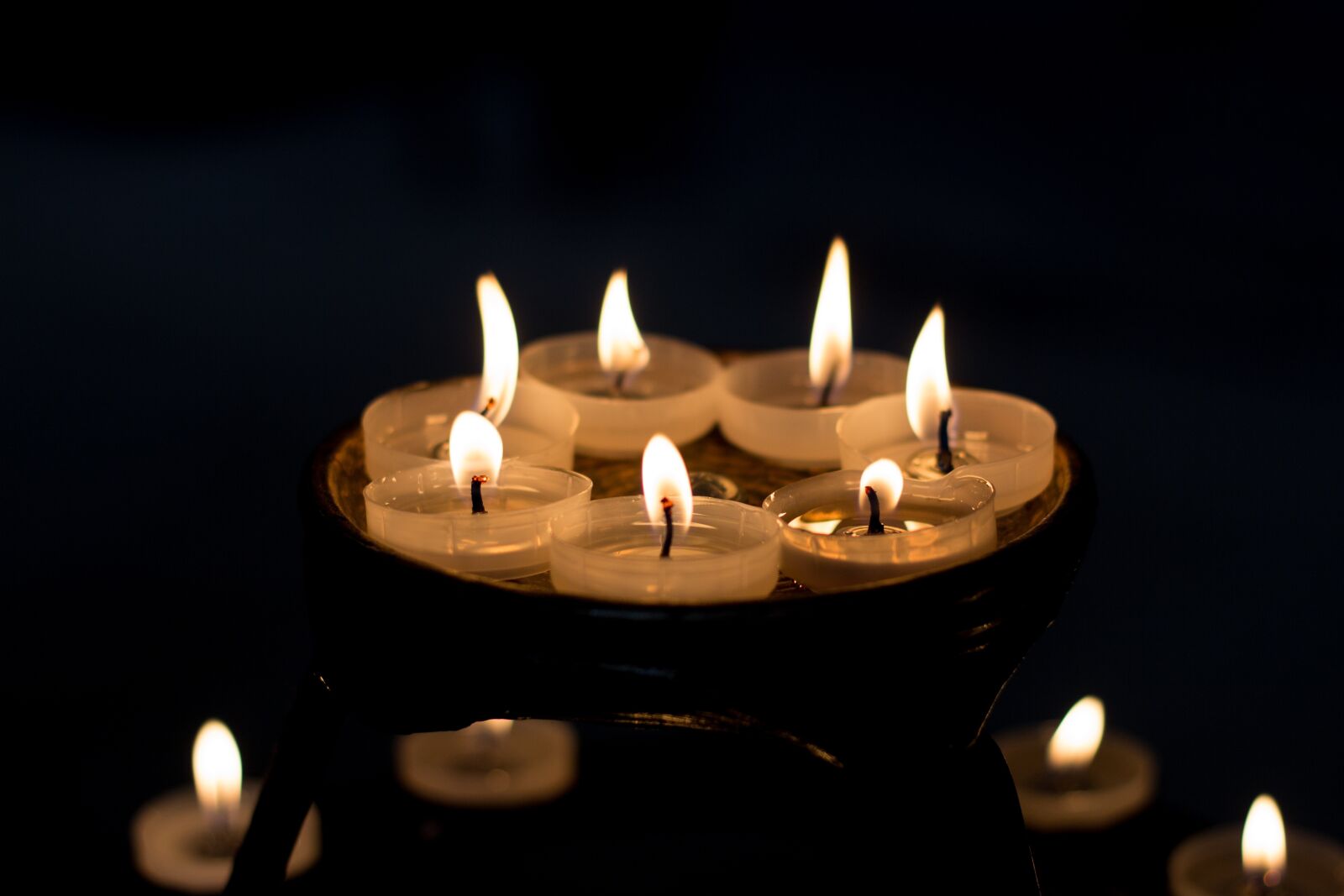Canon EOS 600D (Rebel EOS T3i / EOS Kiss X5) + Canon EF 50mm F1.8 II sample photo. Prayer candles, candles, tealights photography