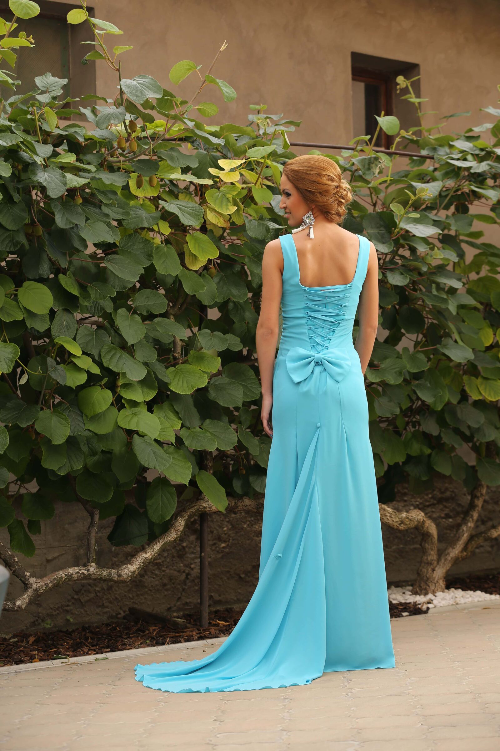 Canon EOS 5D Mark III sample photo. Glamour, earrings, dress, posing photography
