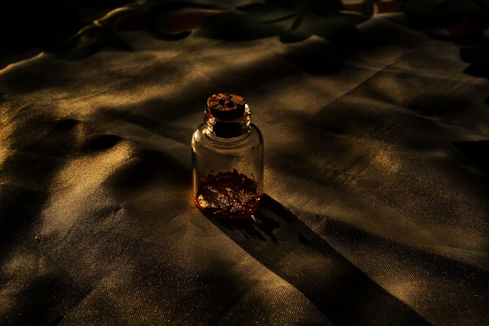 Canon EOS 1300D (EOS Rebel T6 / EOS Kiss X80) sample photo. Night, vial of gold photography