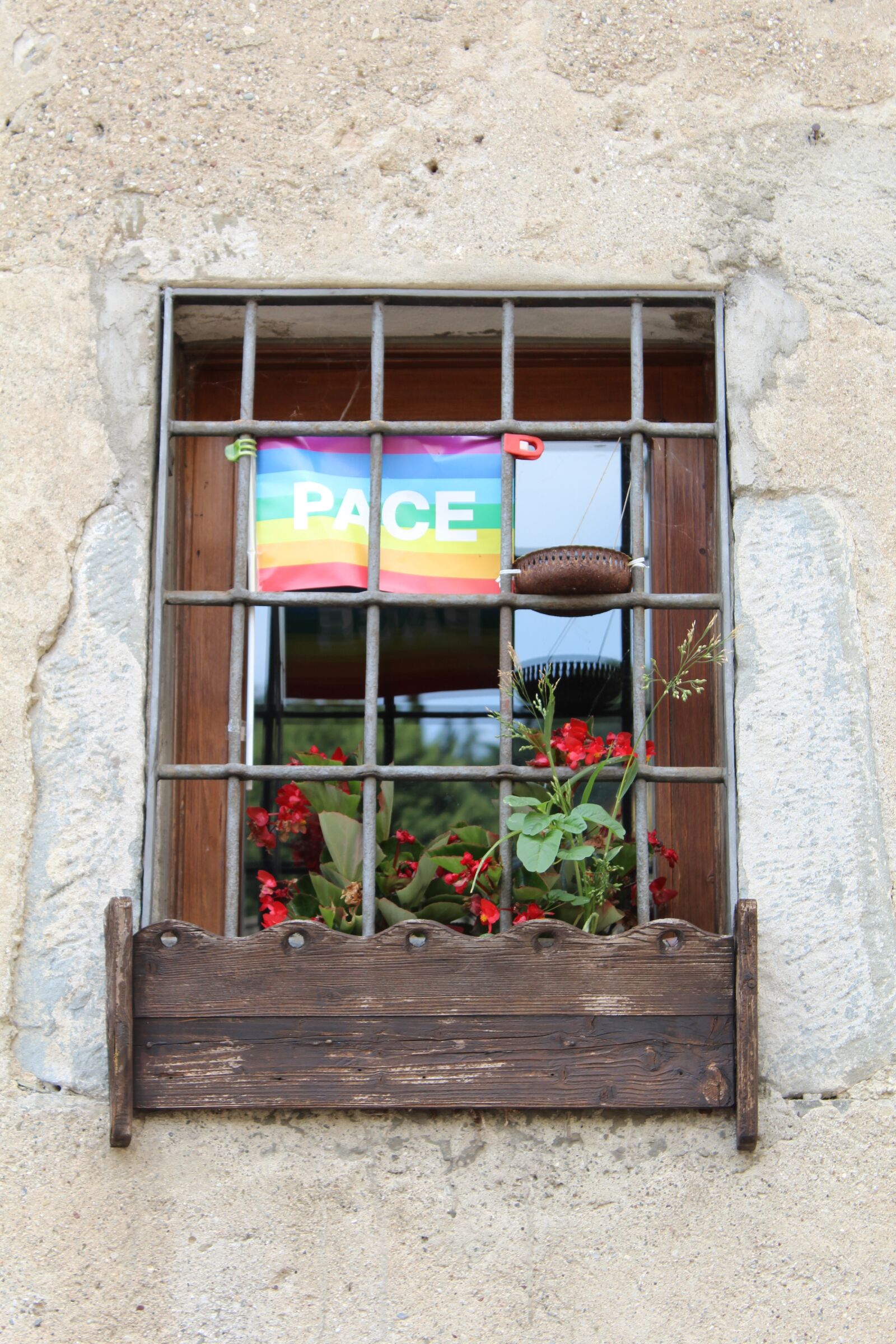 Canon EOS 1200D (EOS Rebel T5 / EOS Kiss X70 / EOS Hi) sample photo. Peace, flag, symbol photography