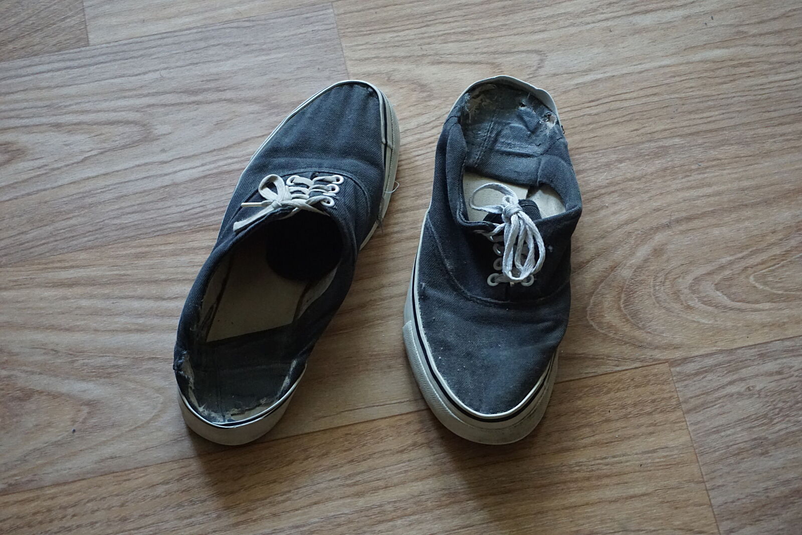 Sony a6000 sample photo. Bleu, chaussures, chaussures, usees photography