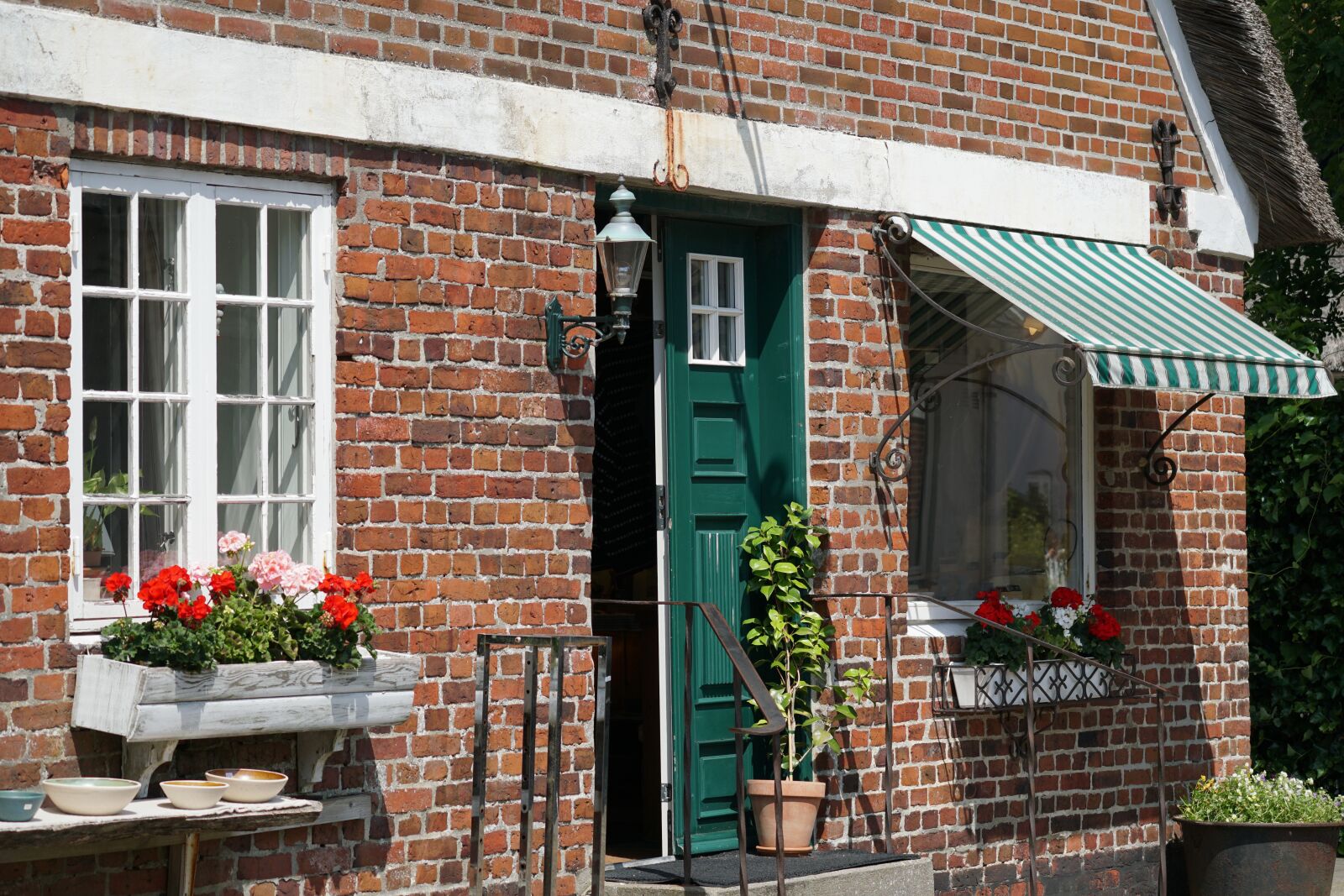 Sony E 70-350mm F4.5-6.3 G OSS sample photo. Fanø, blomsterkumme, house photography
