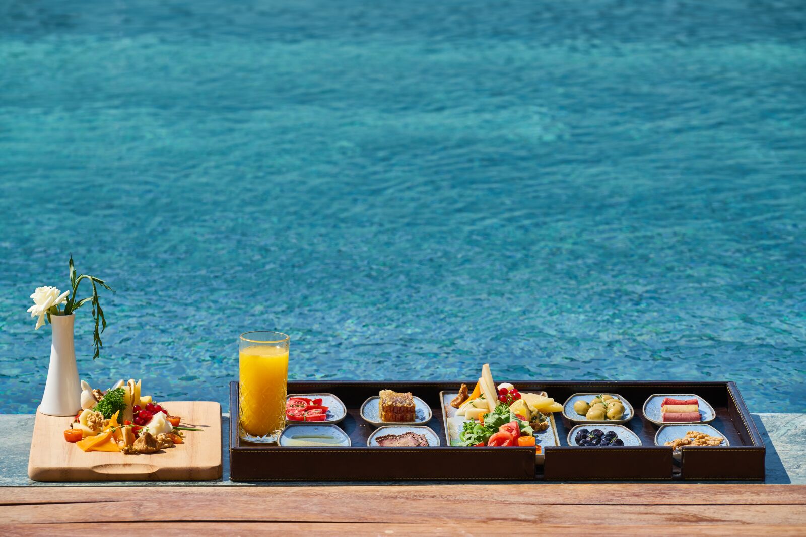 Sony FE 70-200mm F4 G OSS sample photo. Breakfast, pool, fresh photography