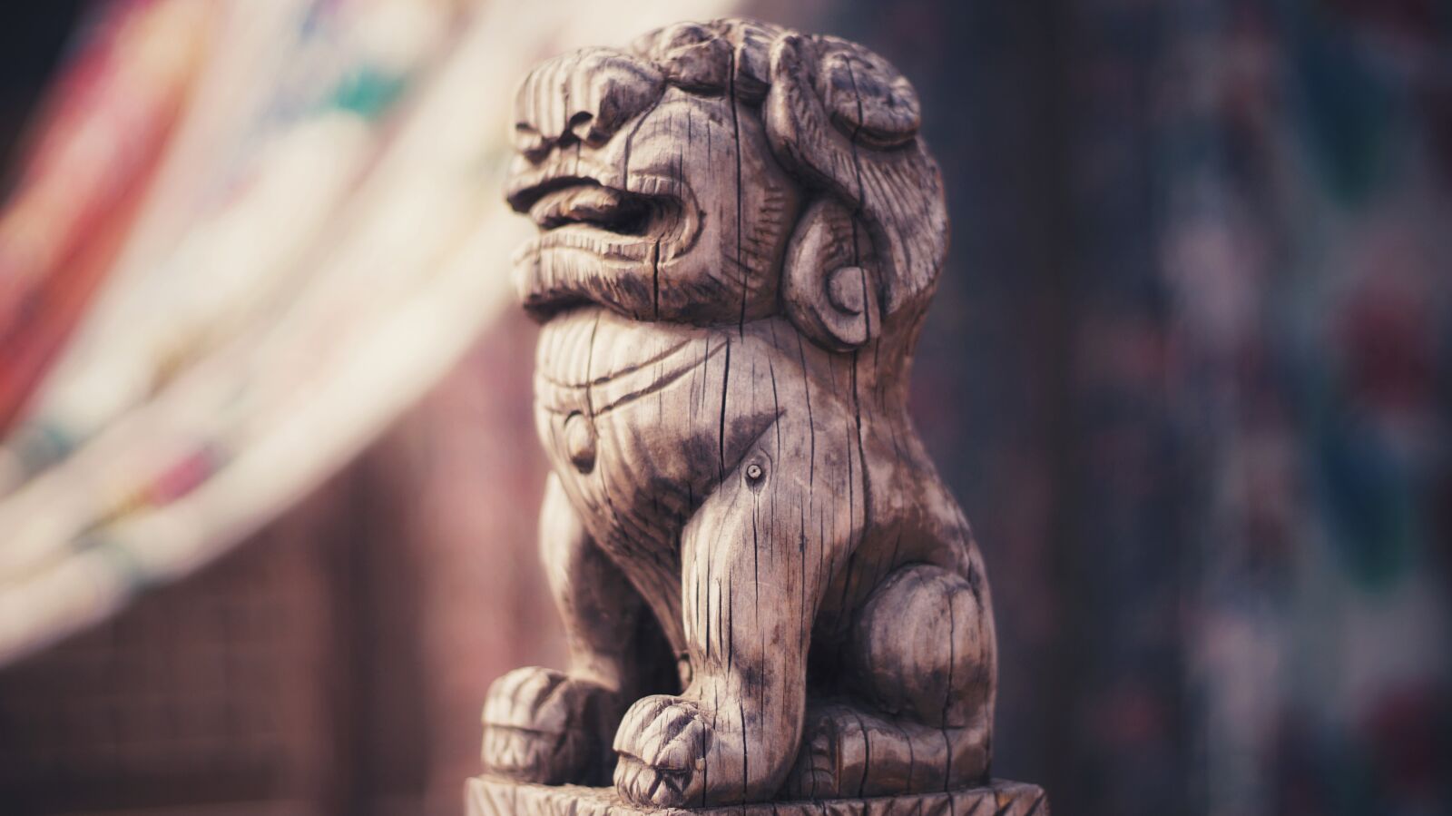 Sony a6000 sample photo. Lion, sculpture, small town photography