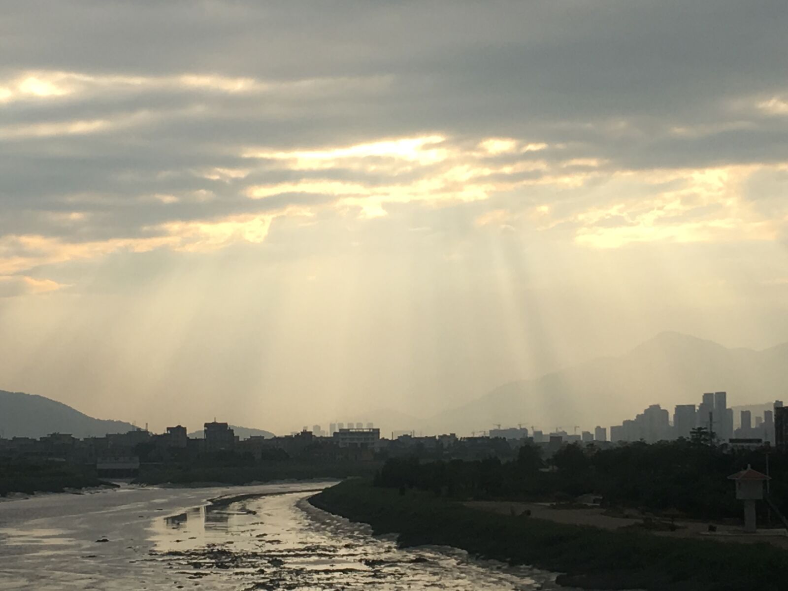 iPhone 6s Plus back camera 4.15mm f/2.2 sample photo. Rain, light, cloud photography
