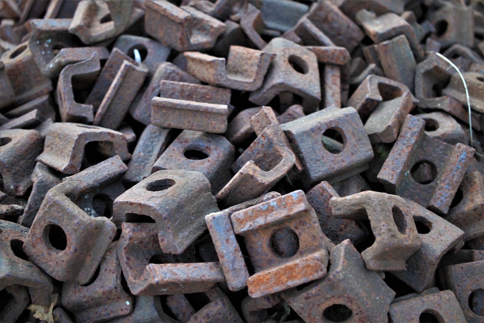 Canon EOS 7D sample photo. Connectors, metal, scrap photography
