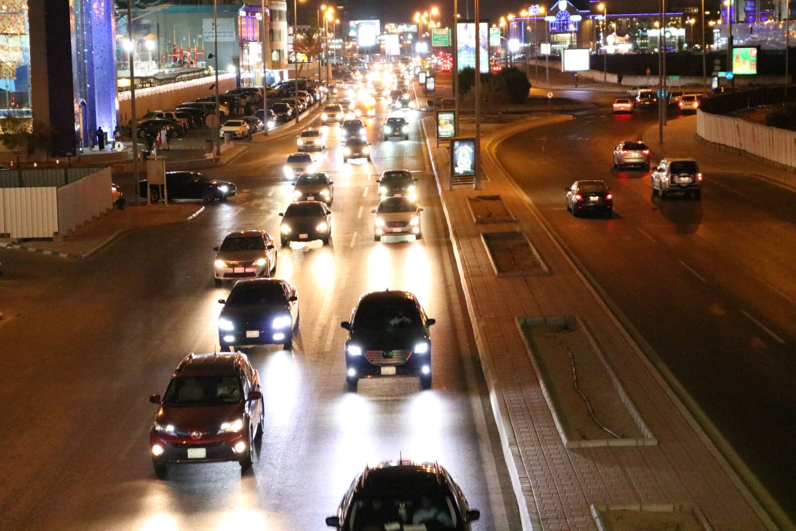Canon EOS 750D (EOS Rebel T6i / EOS Kiss X8i) sample photo. Jeddah, saudi arabia, street photography