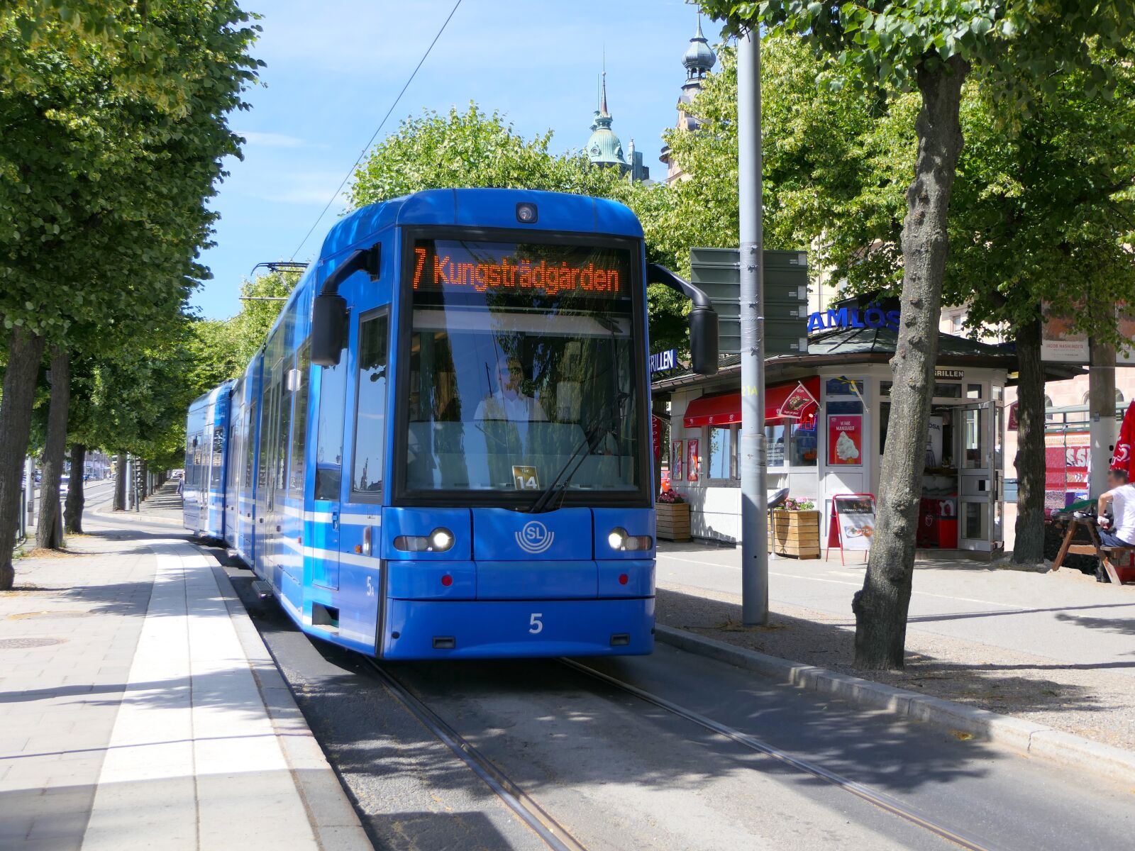 Panasonic Lumix DMC-FZ2500 (Lumix DMC-FZ2000) sample photo. Tram, blue, transport photography