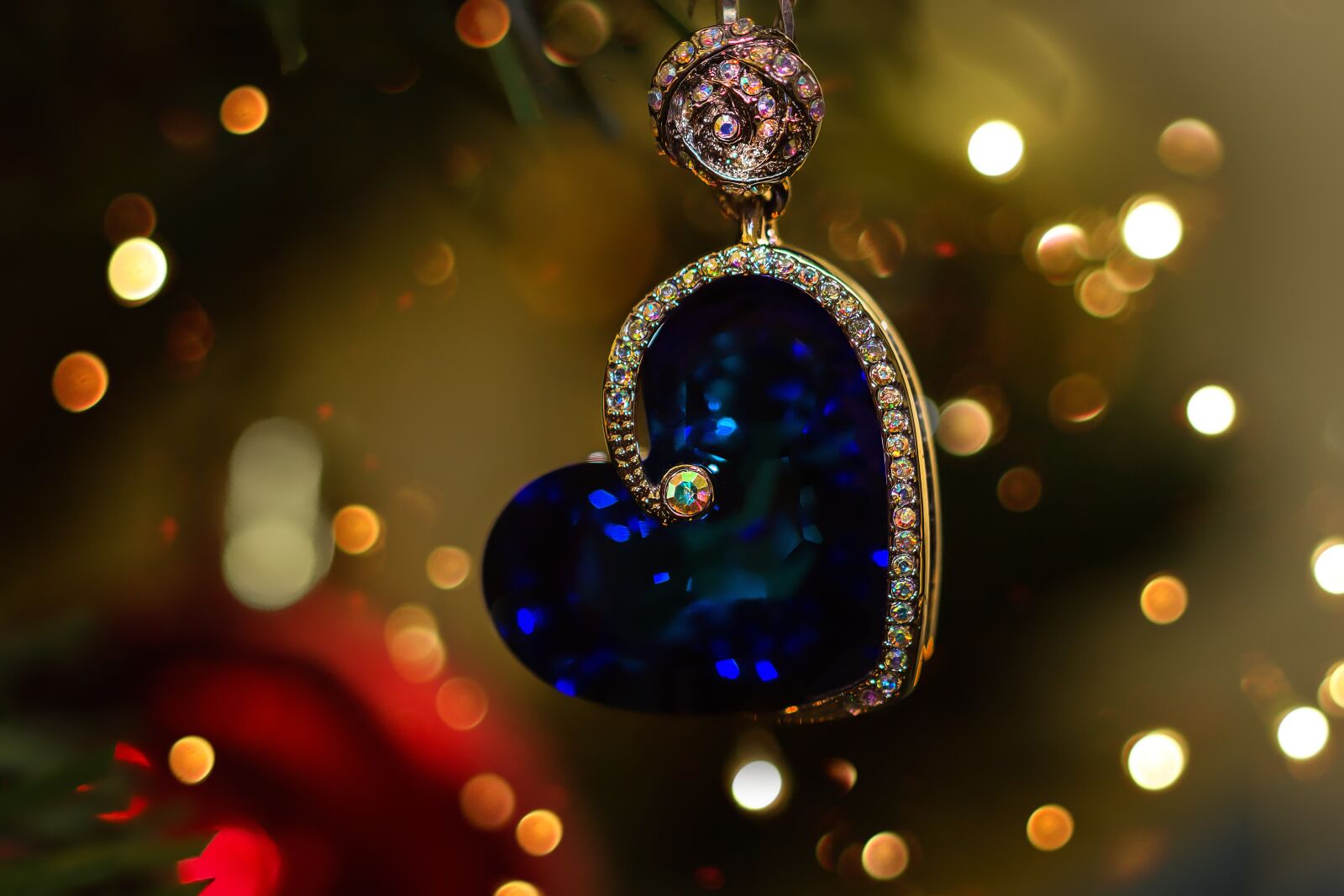 Canon EOS 600D (Rebel EOS T3i / EOS Kiss X5) sample photo. Jewellery, heart, trailers photography