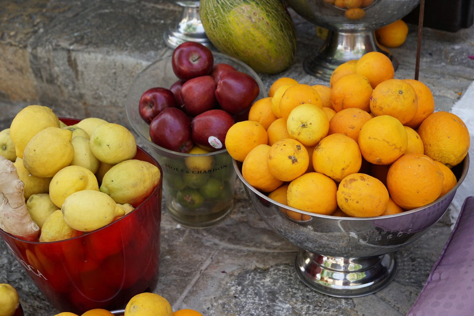 Sony ILCA-77M2 sample photo. Oranges, juice, cafe photography