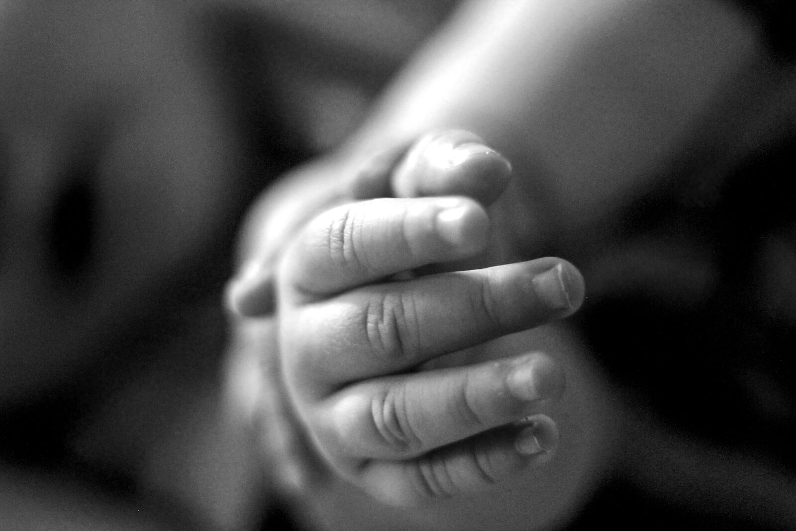 Canon EOS 60D + Canon EF 50mm F1.8 STM sample photo. Fingers, baby, father photography