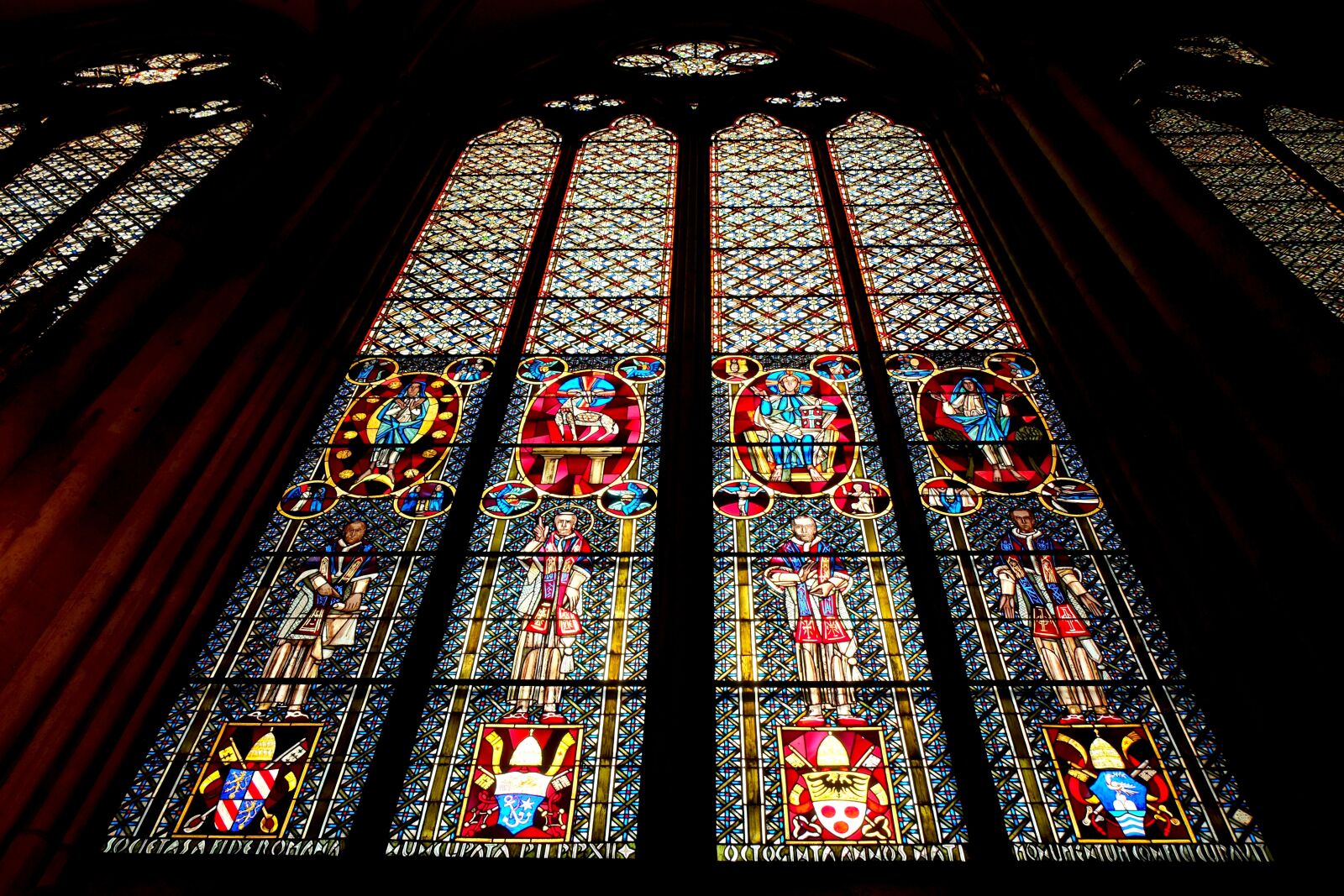 Fujifilm X-E1 sample photo. Cologne cathedral, church window photography