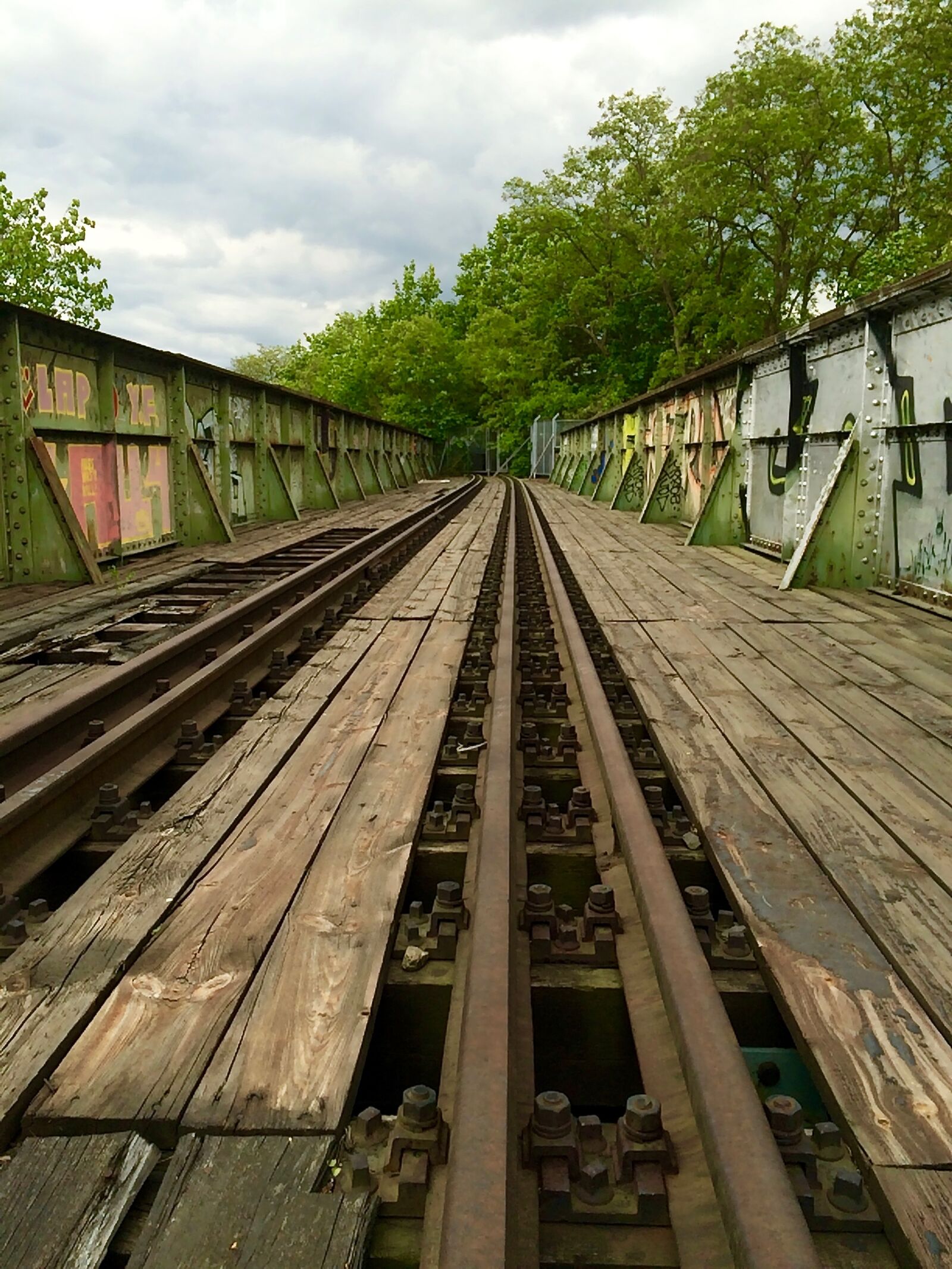 iPhone 5s back camera 4.15mm f/2.2 sample photo. Gleise, rails, railway photography