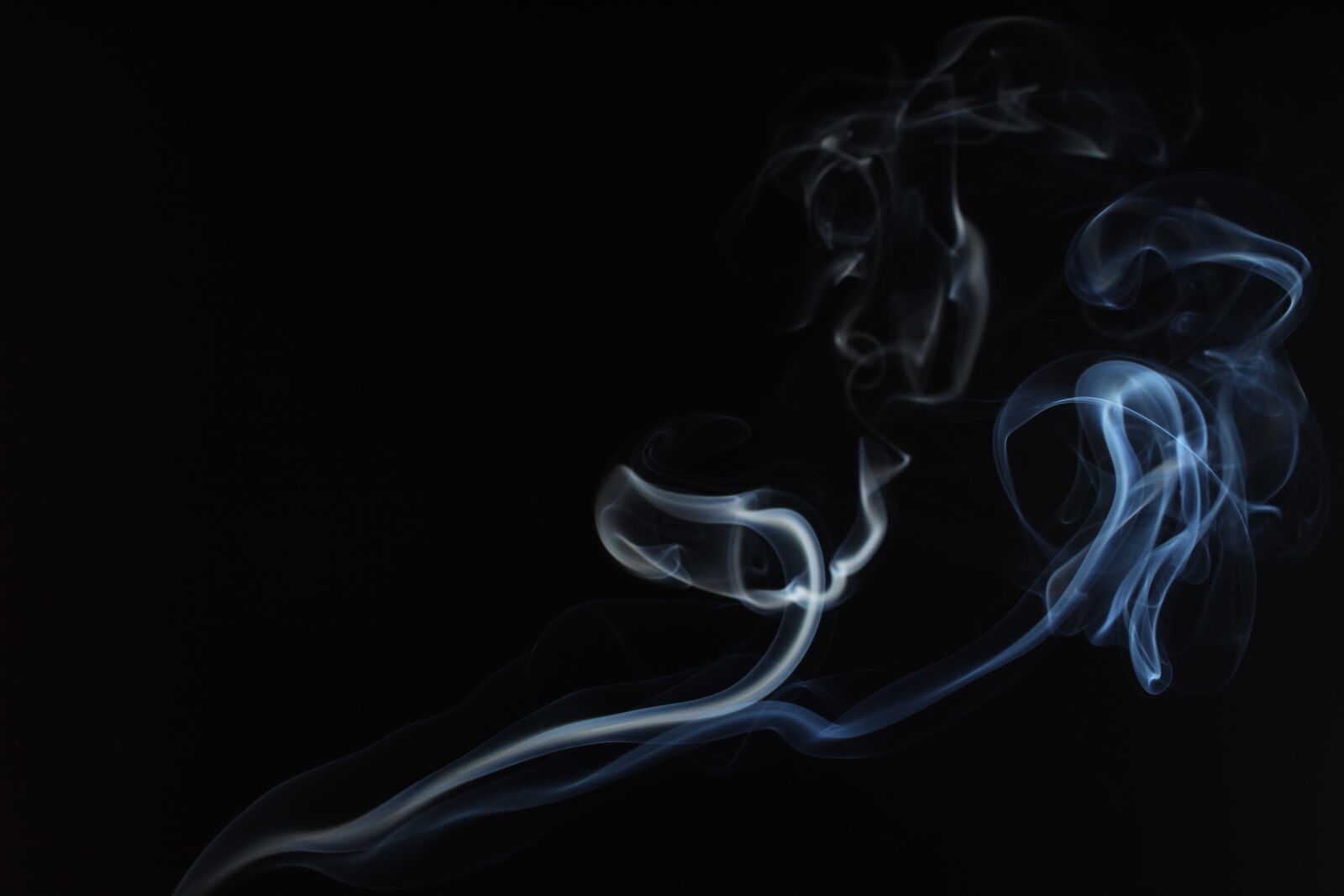 Canon EOS 1300D (EOS Rebel T6 / EOS Kiss X80) sample photo. Smoke, black, white photography