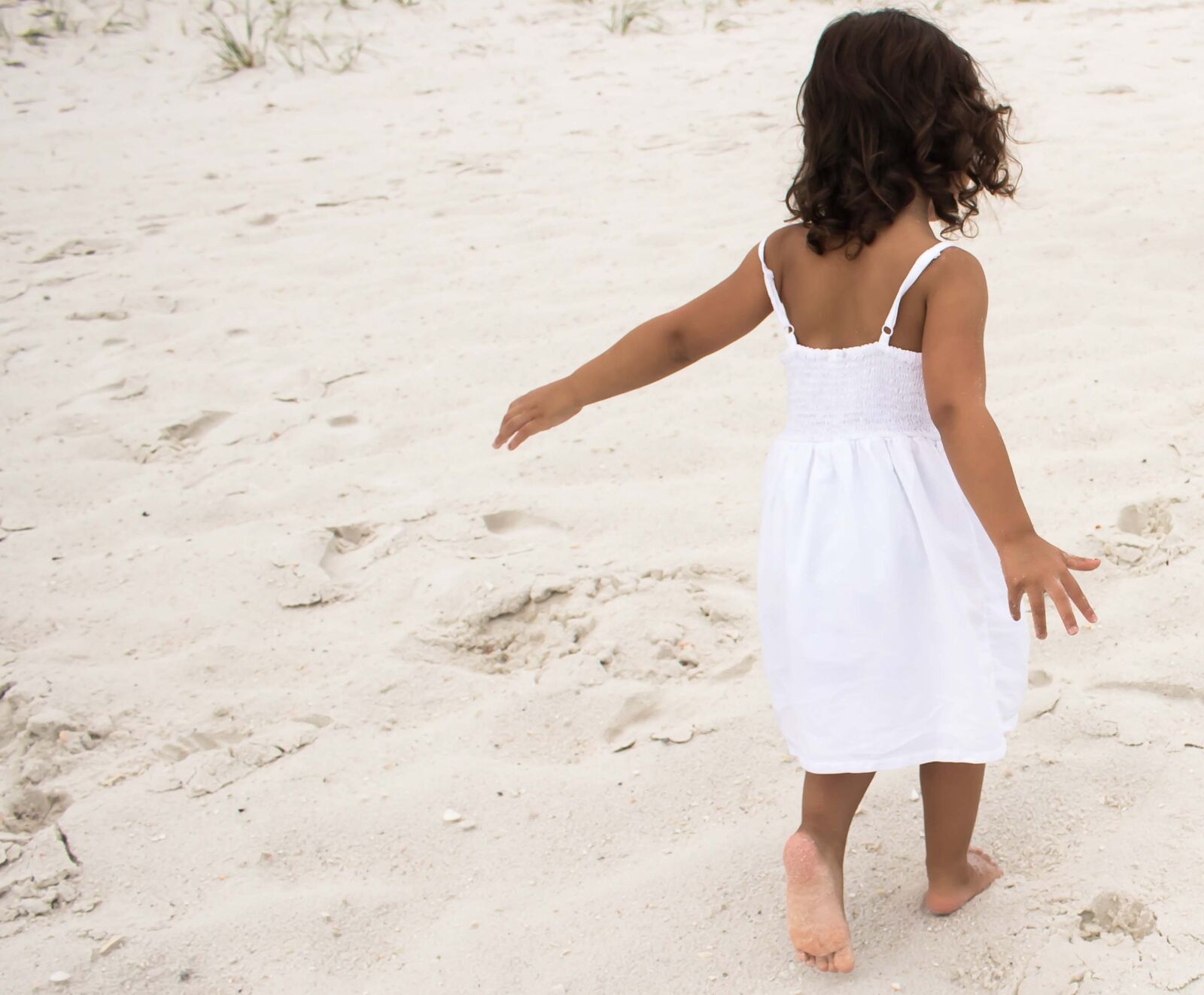 Canon EOS 750D (EOS Rebel T6i / EOS Kiss X8i) sample photo. Beach, playing, sand, sandy photography