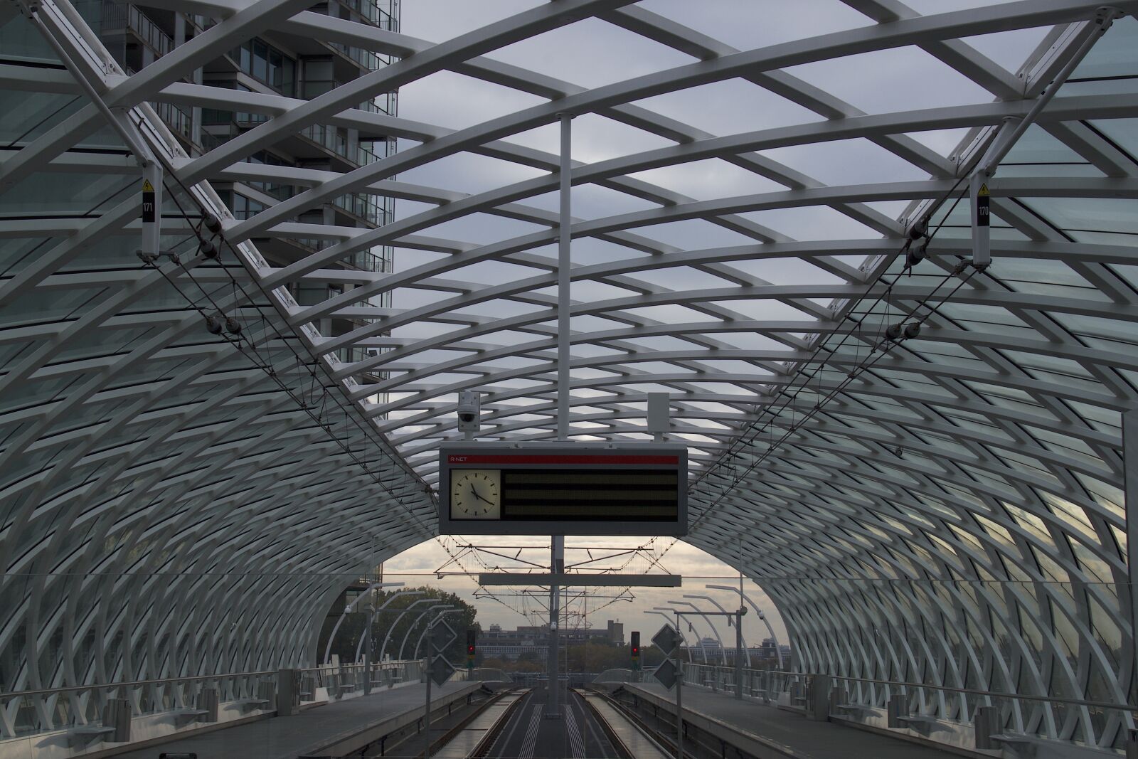 Canon EOS 500D (EOS Rebel T1i / EOS Kiss X3) sample photo. Metro station, cashier cs photography