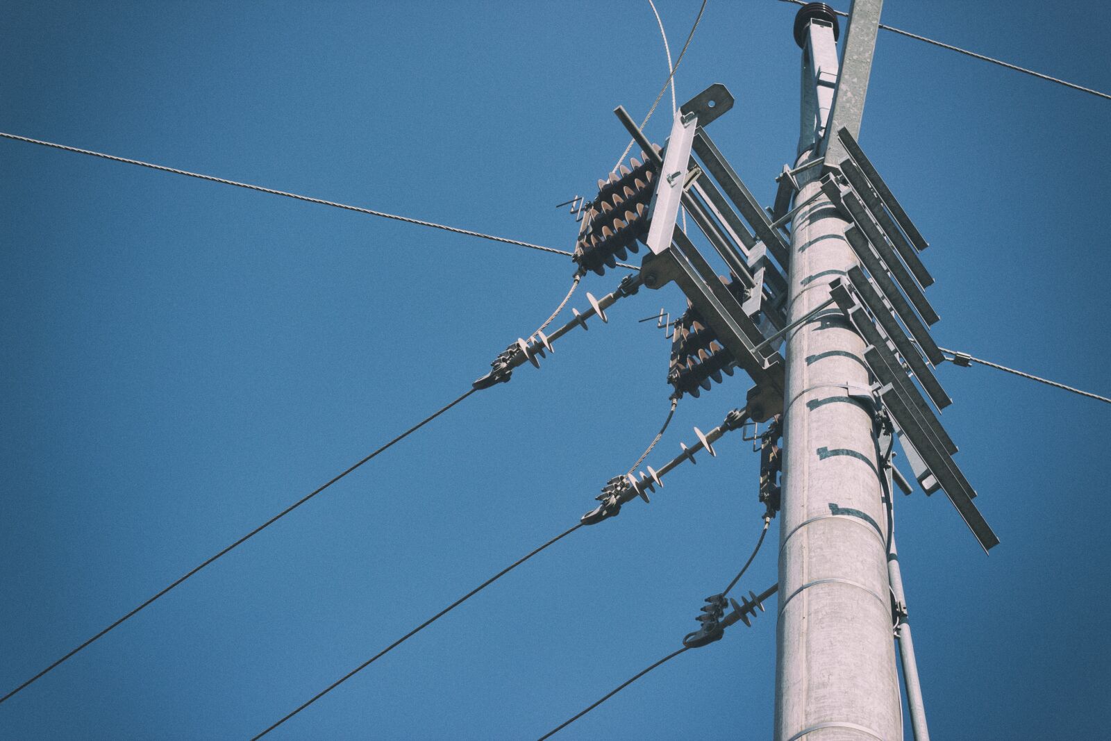 Canon EOS 700D (EOS Rebel T5i / EOS Kiss X7i) sample photo. Mast, wires, electricity photography