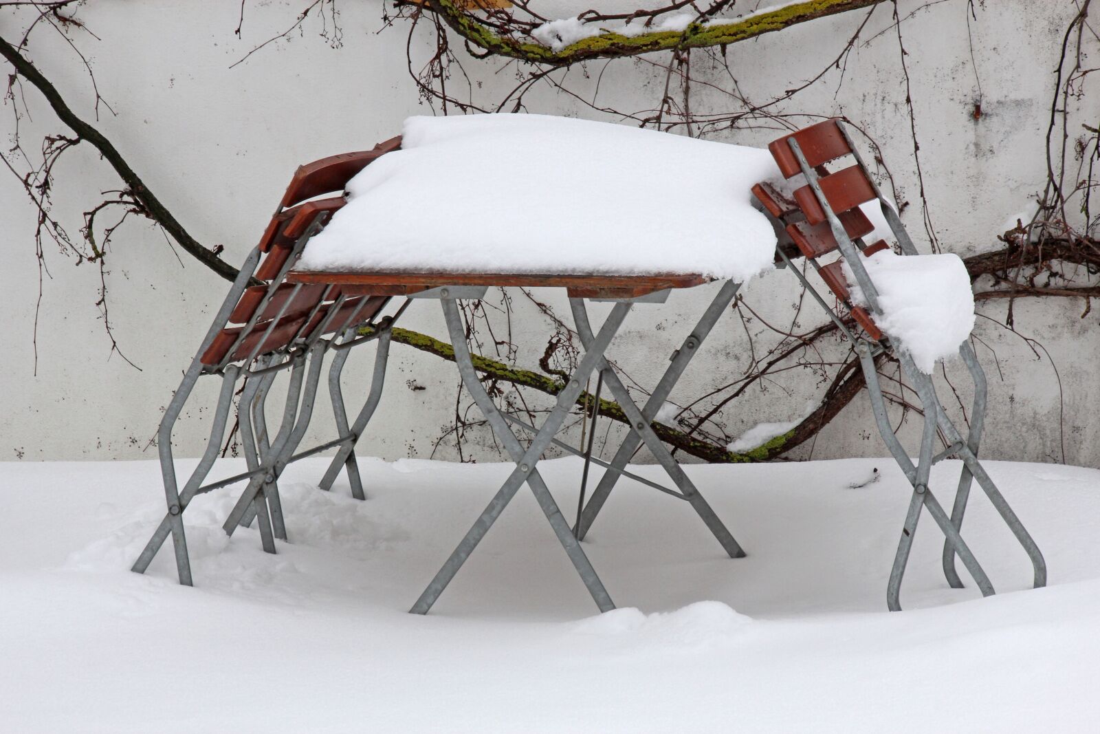 Canon EOS 60D sample photo. Stammtisch, snowed in, beer photography