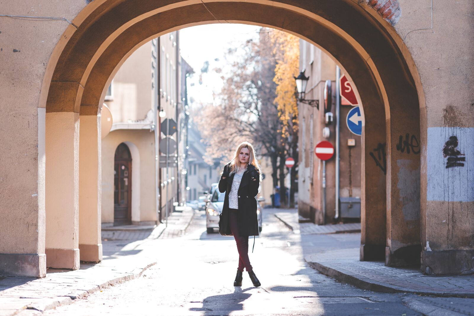 Canon EF 85mm F1.8 USM sample photo. City, architecture, people photography