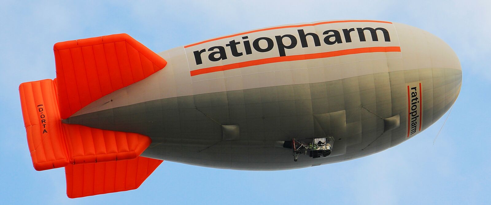 Canon EOS 550D (EOS Rebel T2i / EOS Kiss X4) sample photo. Zeppelin, airship, aircraft photography