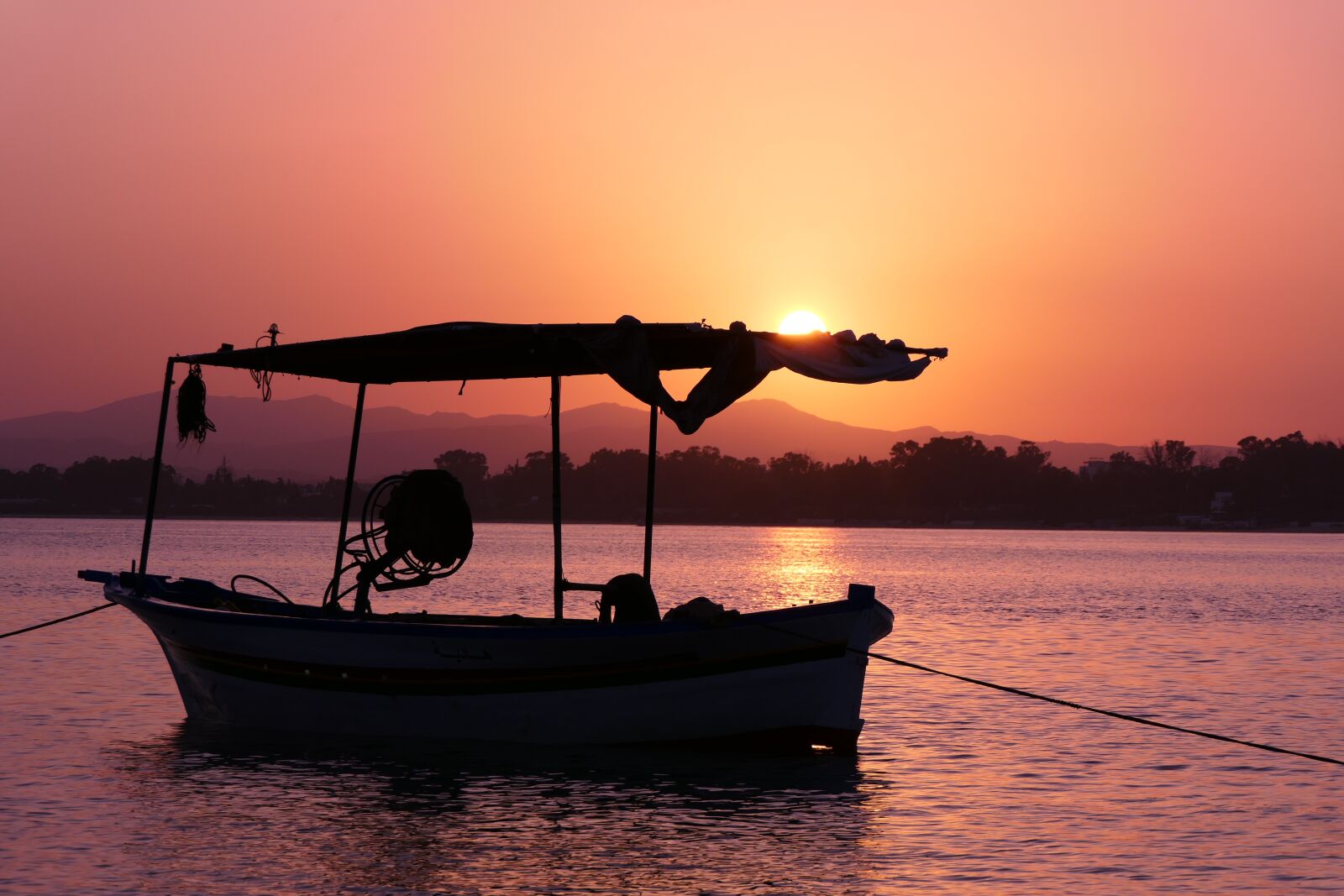 Panasonic Lumix DMC-FZ2500 (Lumix DMC-FZ2000) sample photo. Sunset, sea, boat photography