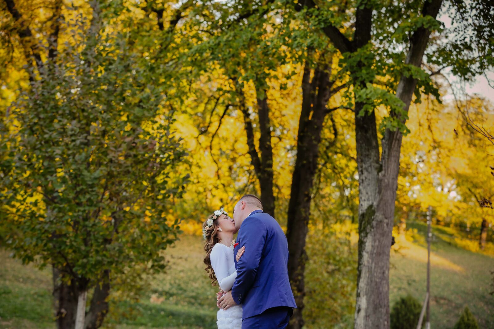 Canon EF 70-200mm F2.8L IS II USM sample photo. Bride, groom, kiss, countryside photography