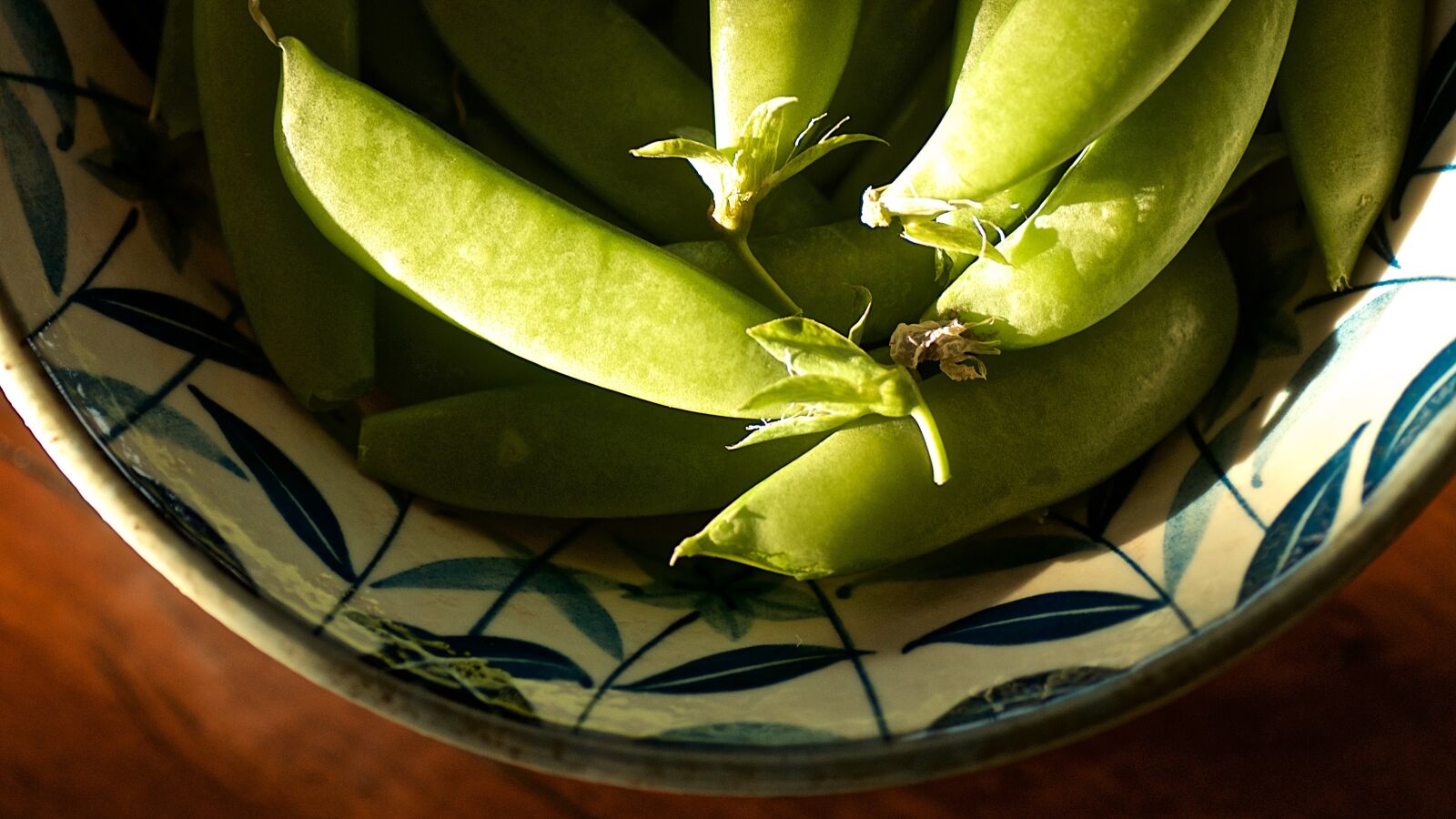 Nikon D7000 sample photo. Peas, sunlight, shadow photography