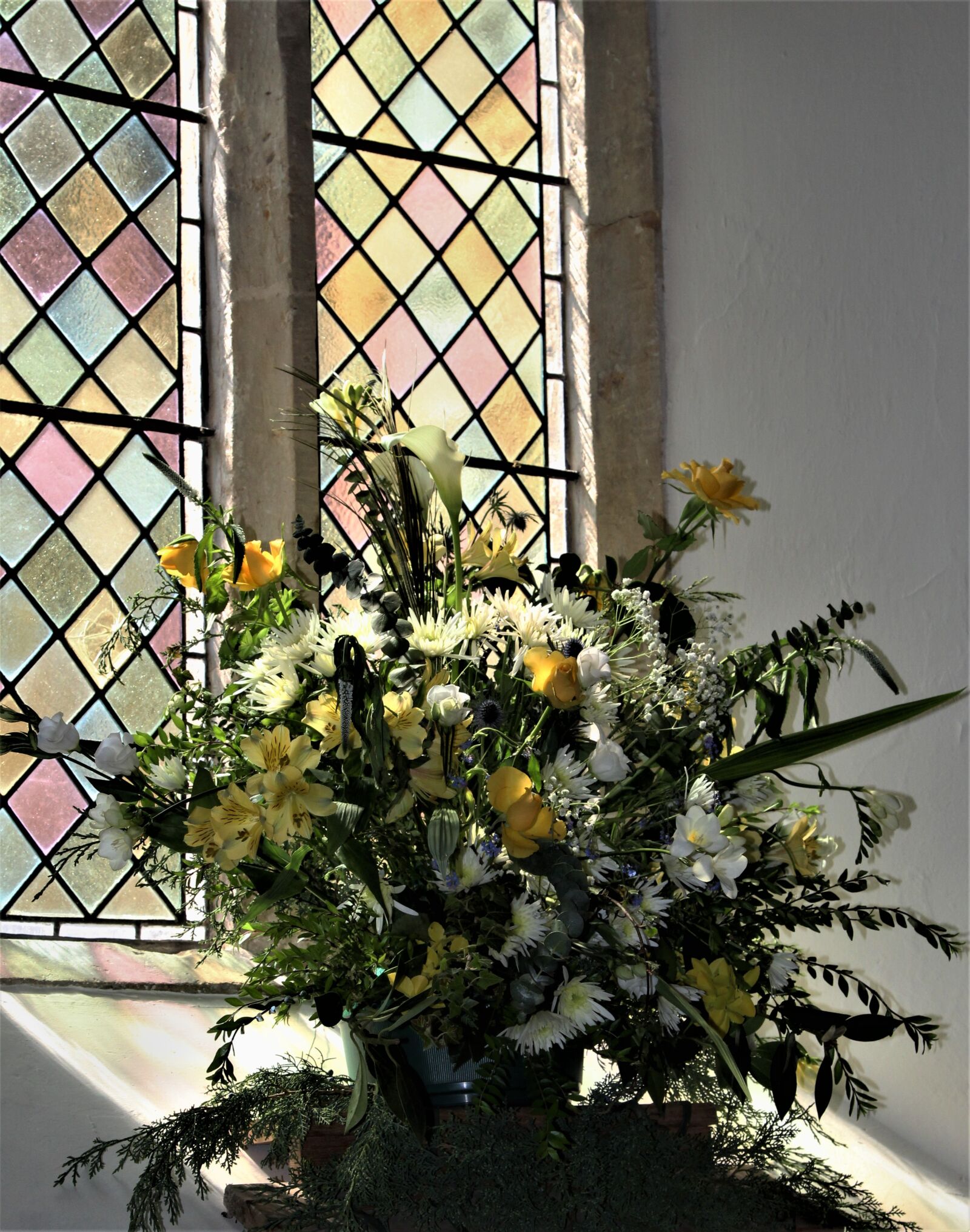 Canon EOS 1300D (EOS Rebel T6 / EOS Kiss X80) + Canon EF 24-105mm F4L IS USM sample photo. Flowers, sympathy, church photography