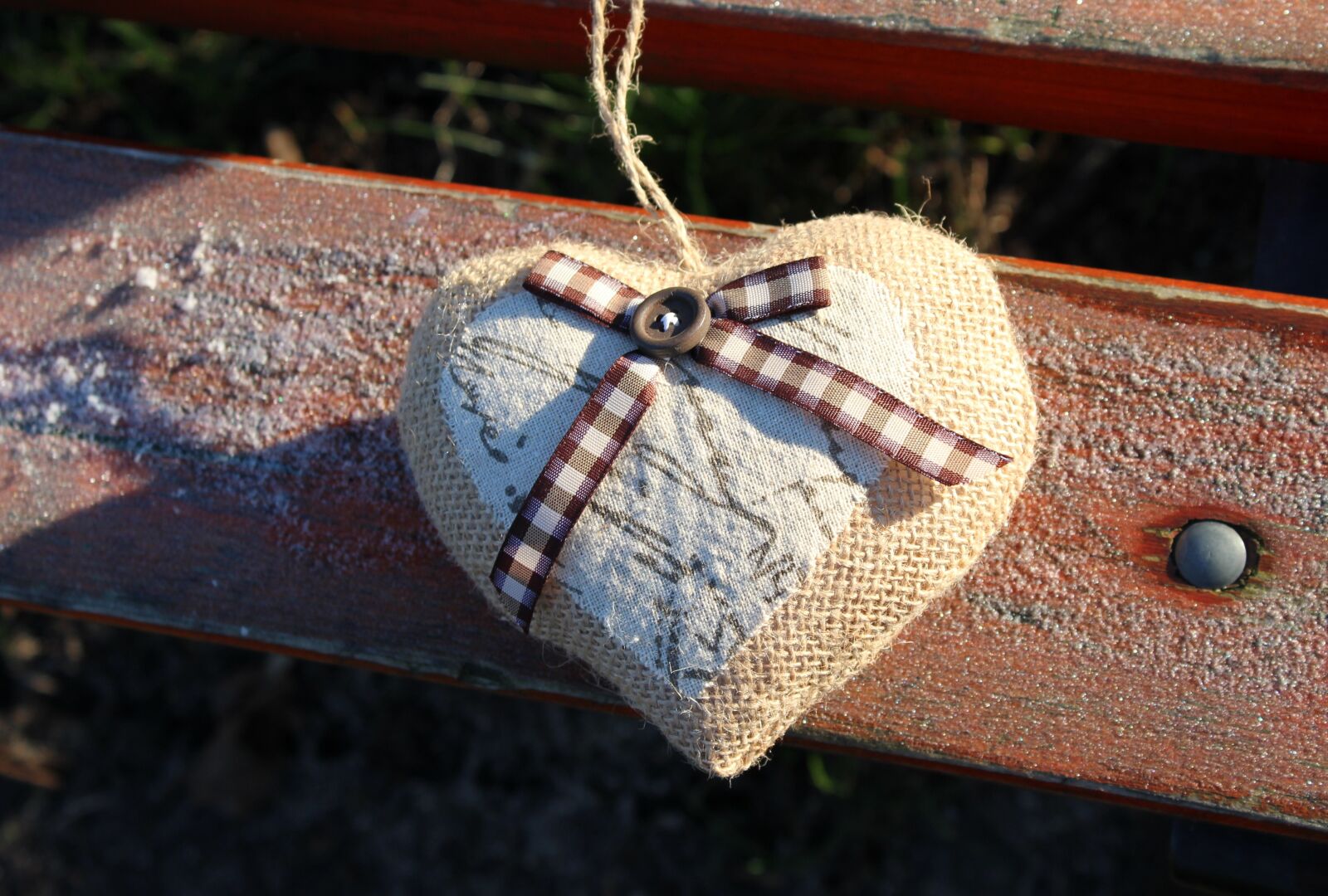 Canon EOS 1200D (EOS Rebel T5 / EOS Kiss X70 / EOS Hi) sample photo. Heart, bench, park photography