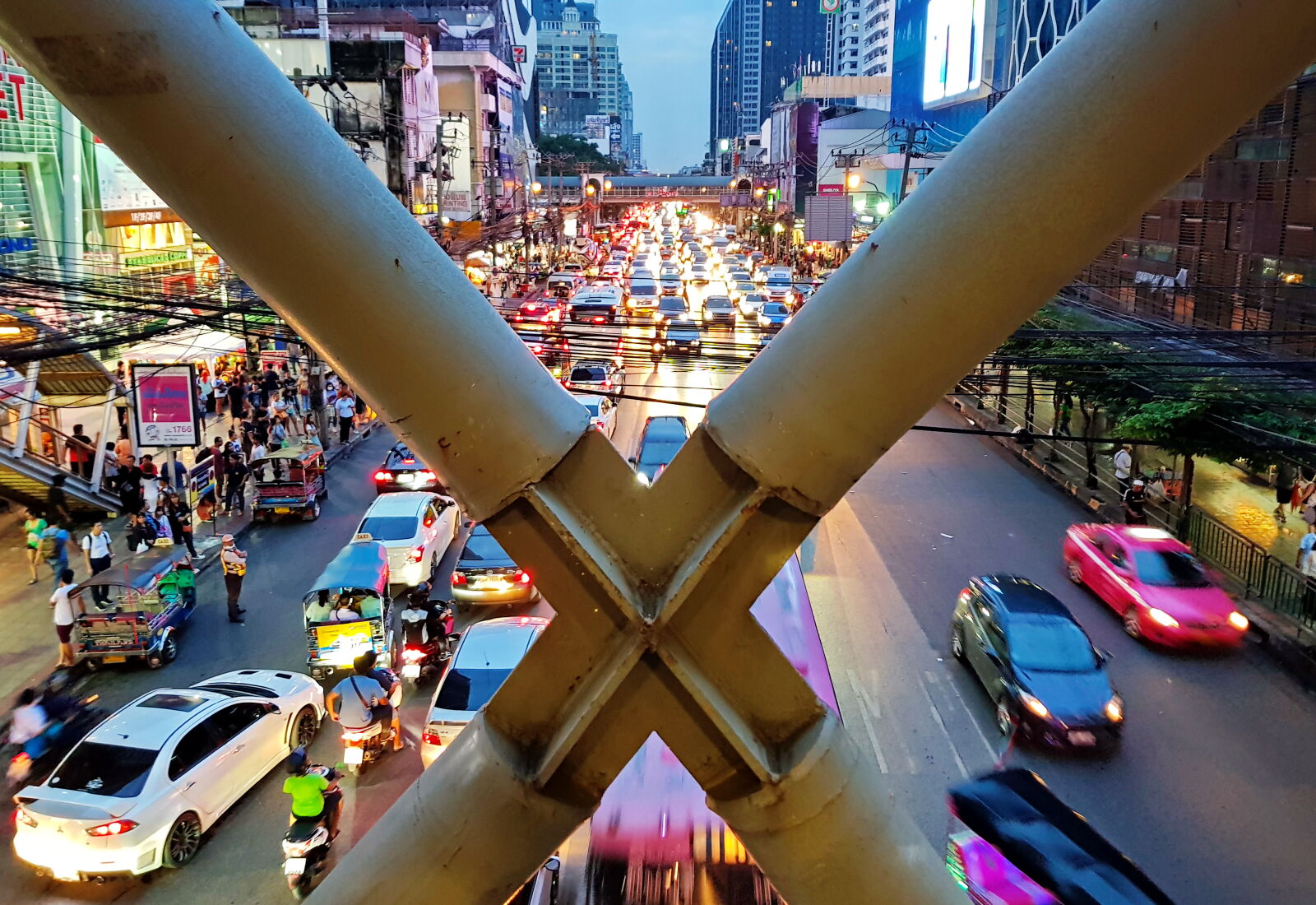 Samsung Galaxy S8 sample photo. Car, city, evening, street photography