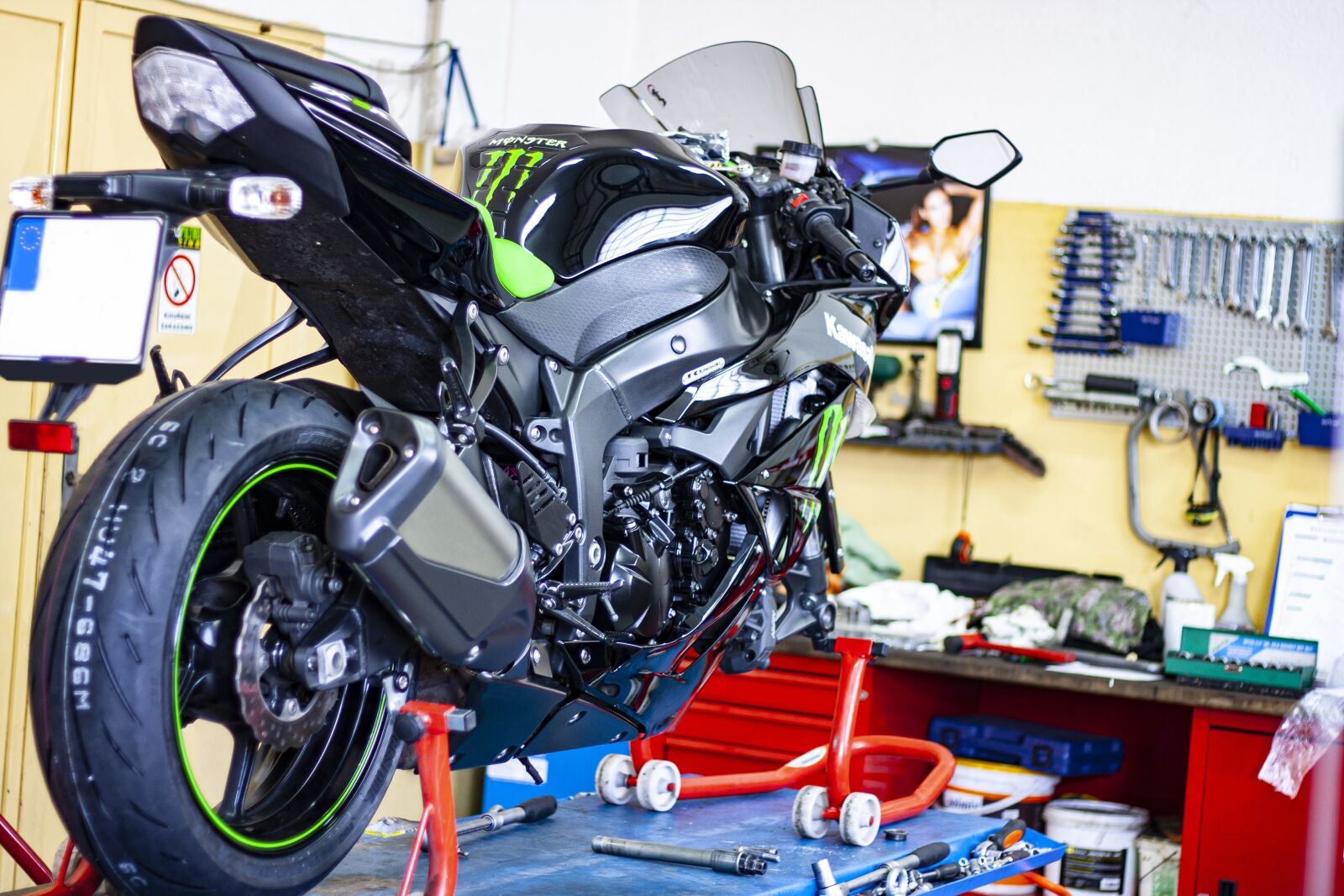 Canon EOS 1000D (EOS Digital Rebel XS / EOS Kiss F) sample photo. Motorcycle, fix, exchange photography