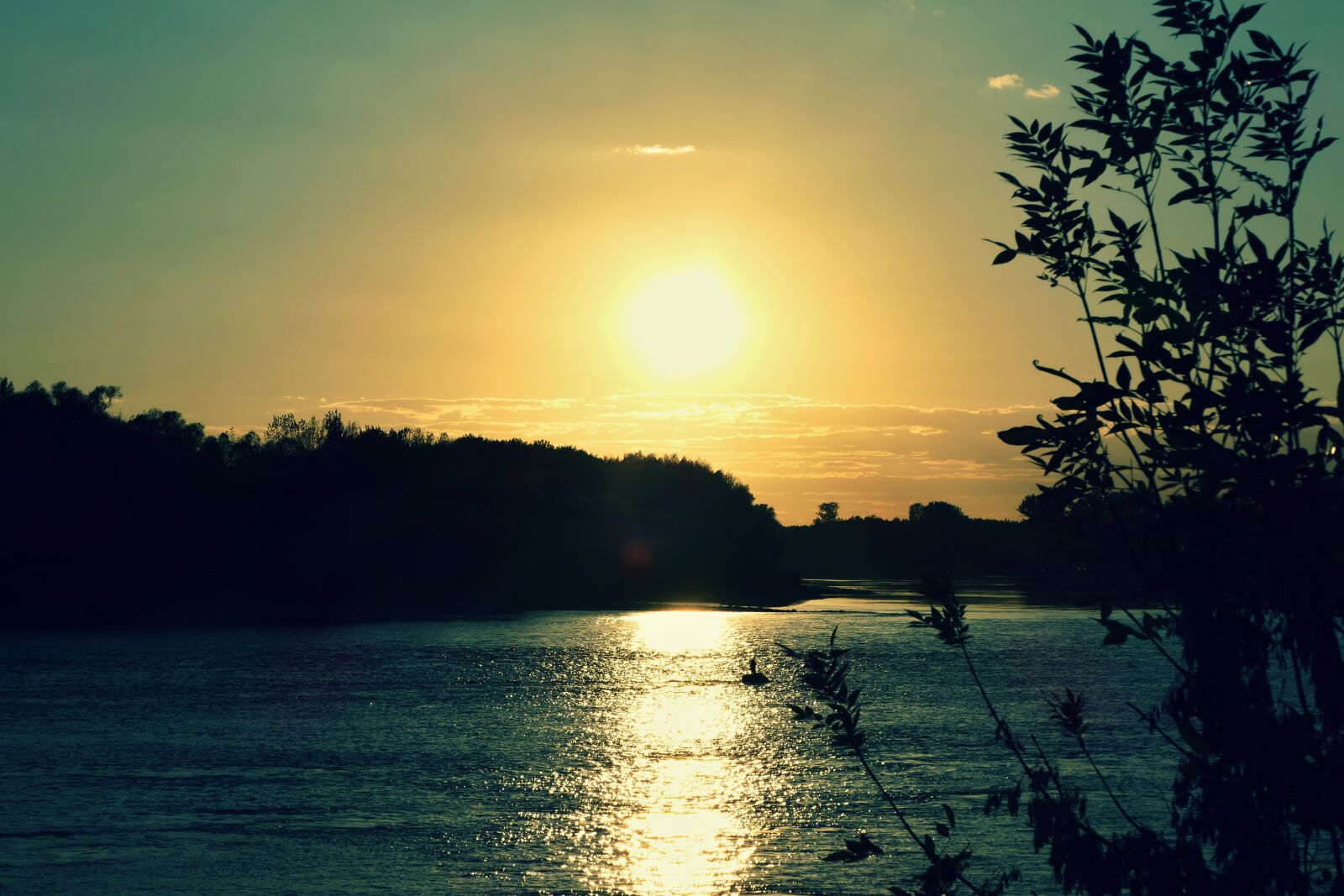 Panasonic Lumix DMC-FZ1000 sample photo. West, the sun, danube photography