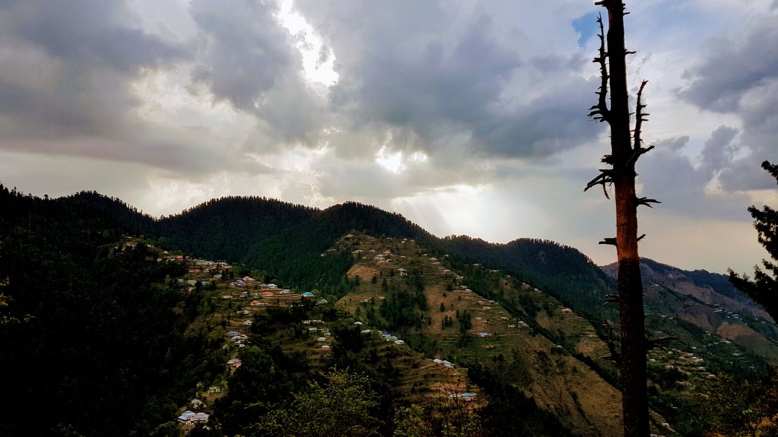 Samsung Galaxy S7 Edge sample photo. Houses, mountain, trees photography