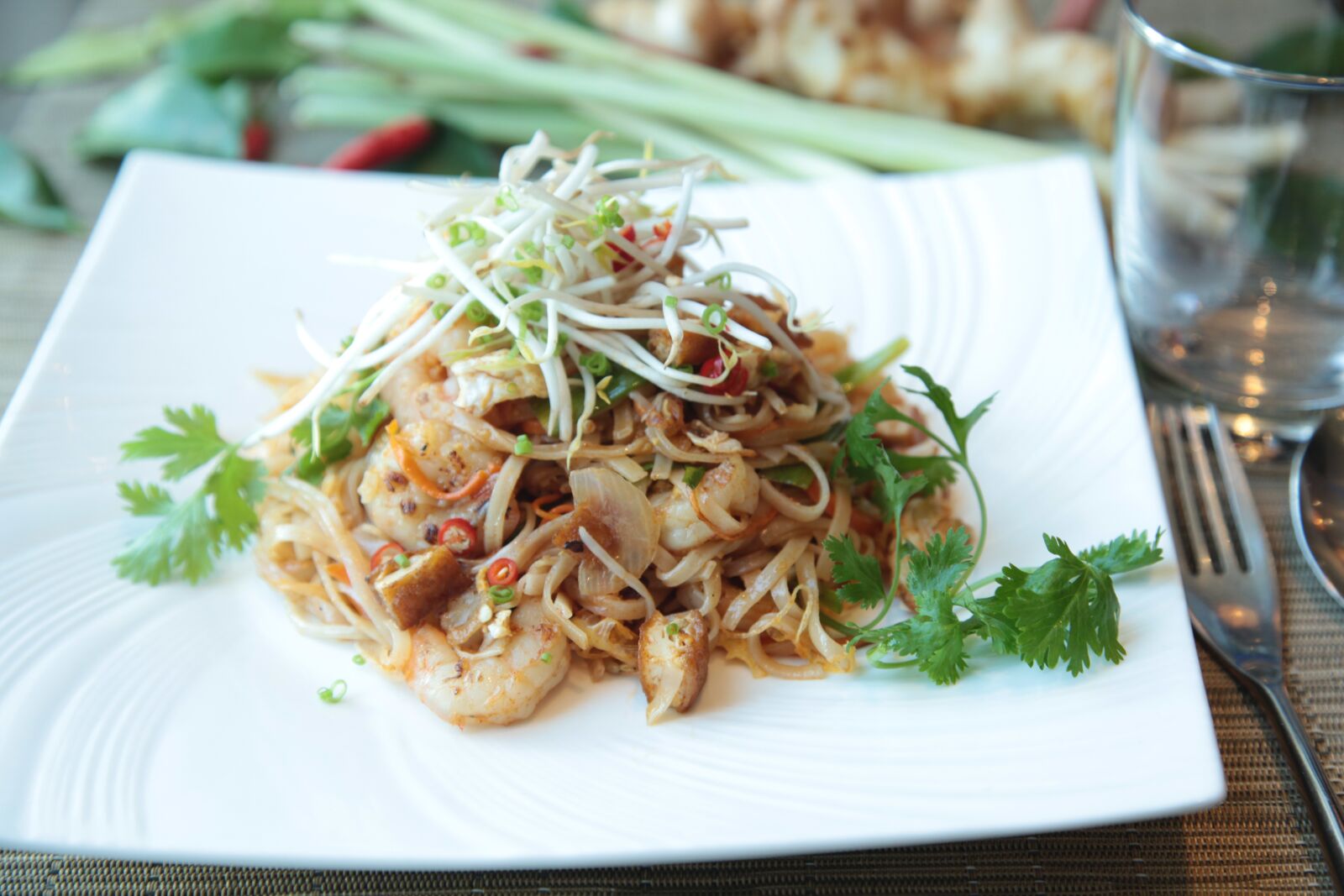 Canon EOS 5D Mark II sample photo. Pad thai, noodles, thai photography