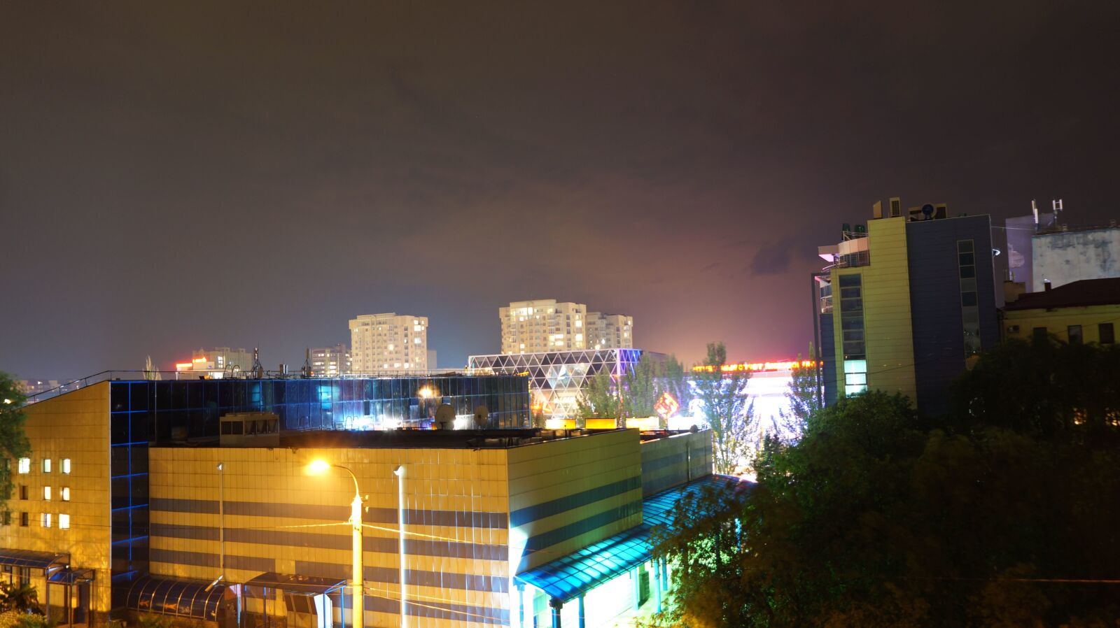 Sony Alpha a3500 + Sony E 18-50mm F4-5.6 sample photo. Night, city, light, buildings photography