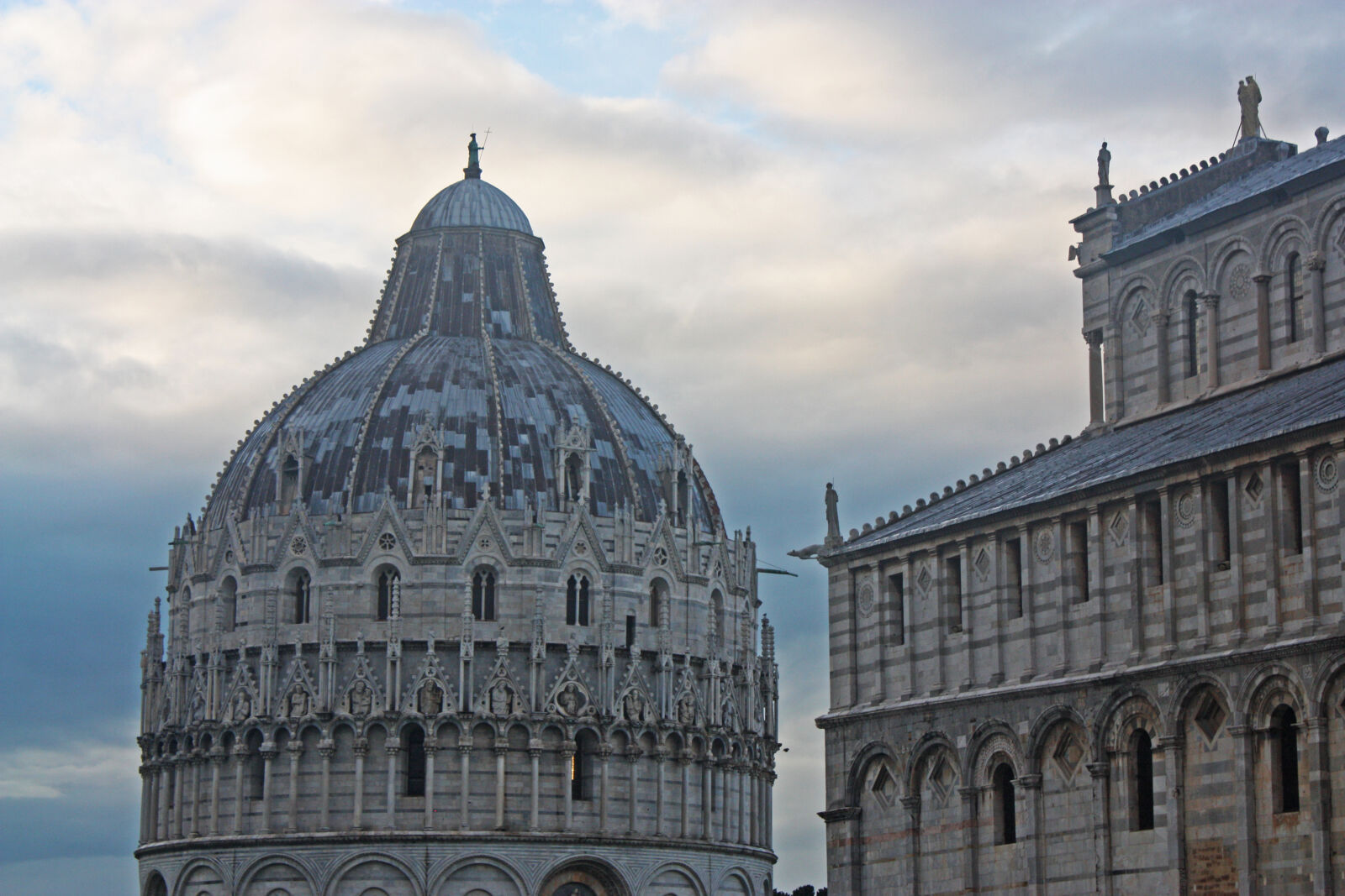 Canon EOS 450D (EOS Rebel XSi / EOS Kiss X2) sample photo. Clouds, building, italy, architecture photography