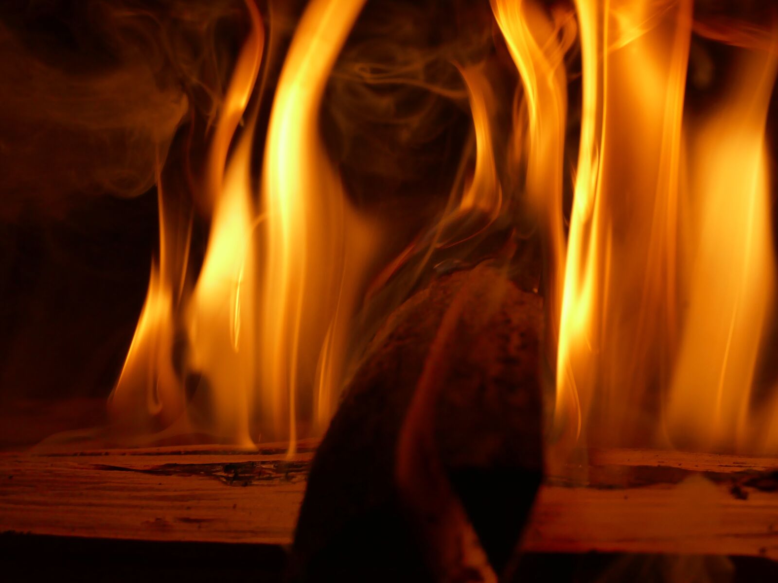 Panasonic Lumix DMC-FZ1000 sample photo. Flame, smoke, burning photography