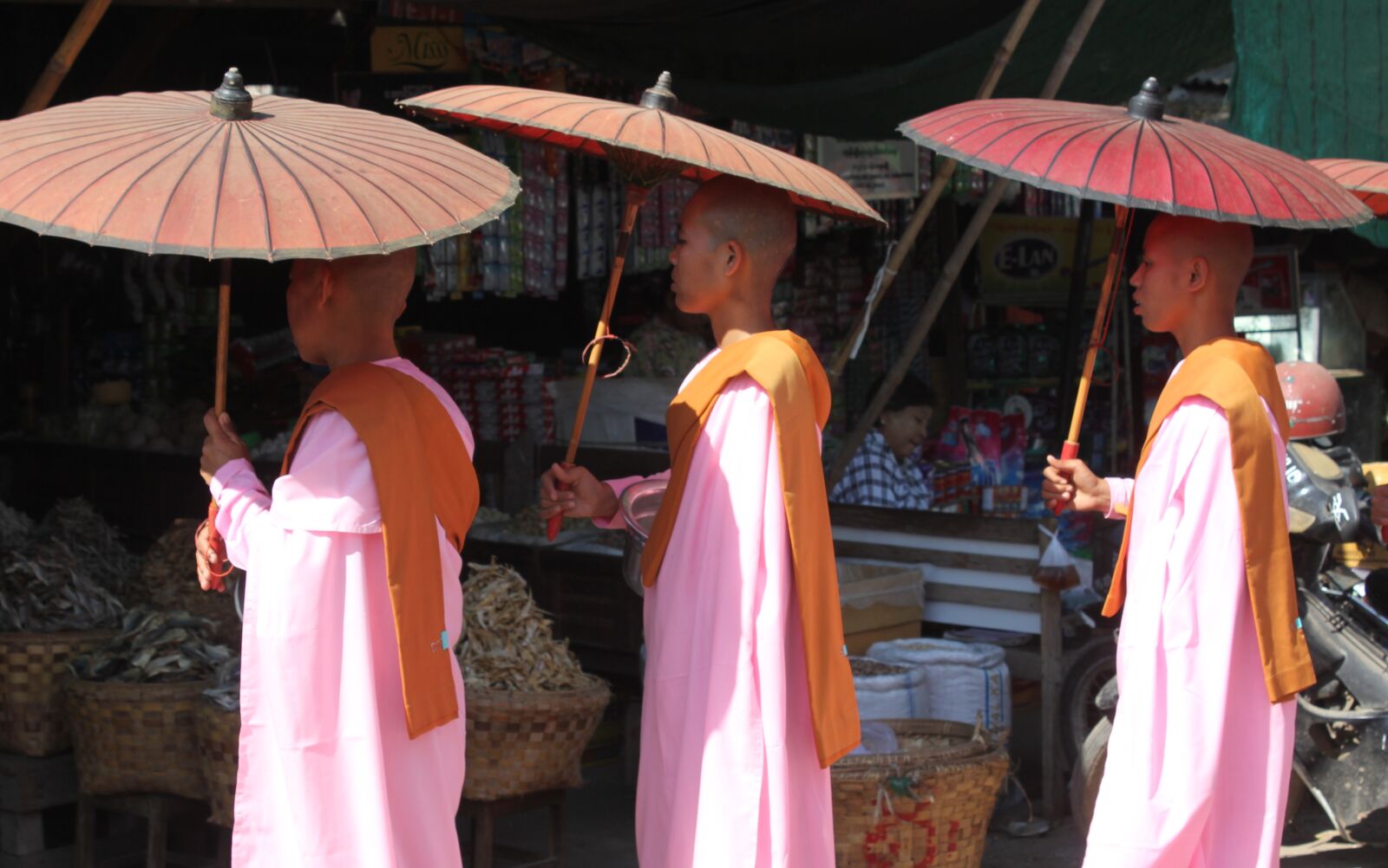 Canon EOS 550D (EOS Rebel T2i / EOS Kiss X4) sample photo. Monks, myanmar, buddhist photography