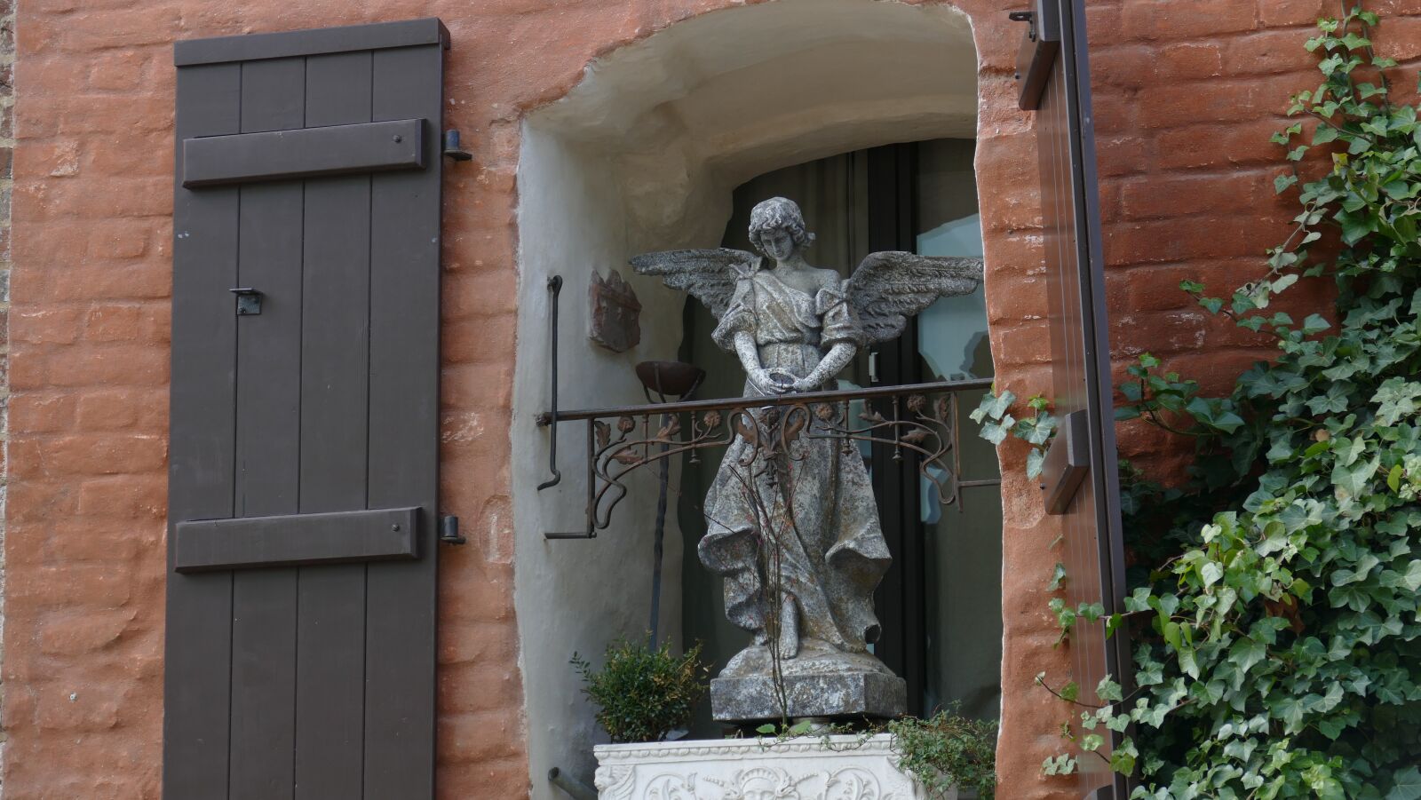 Leica V-Lux (Typ 114) sample photo. Angel, house, building photography